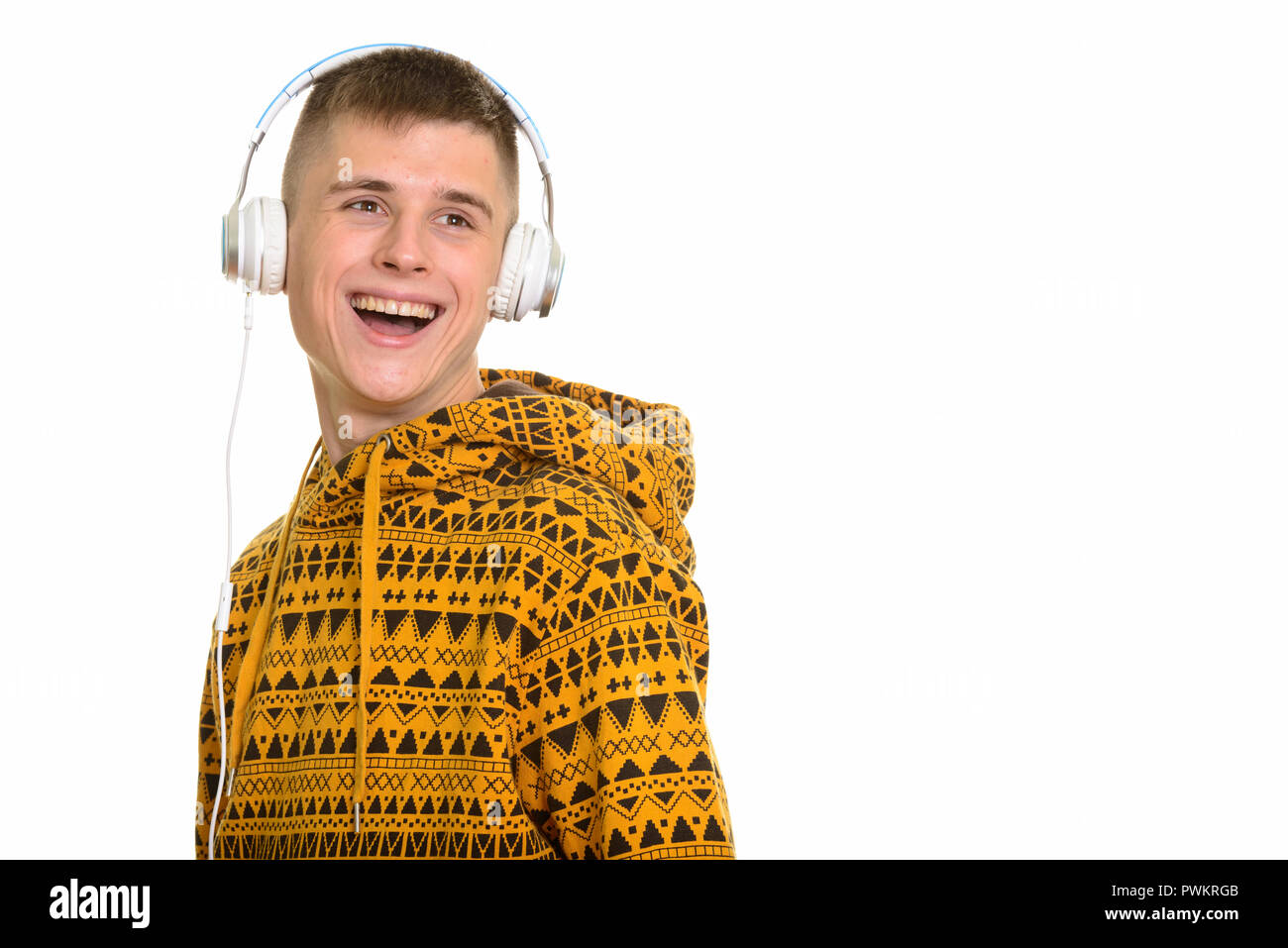 Riflessivo felice giovane uomo caucasico sorridere mentre ascolto Foto Stock
