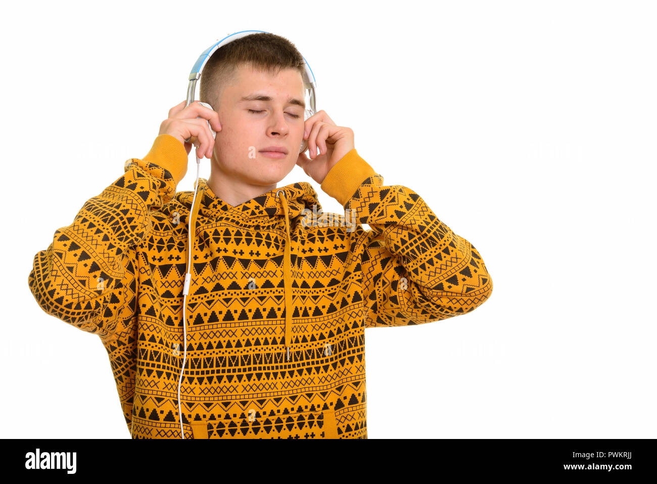 Giovane uomo caucasico ascoltando la musica con gli occhi chiusi Foto Stock