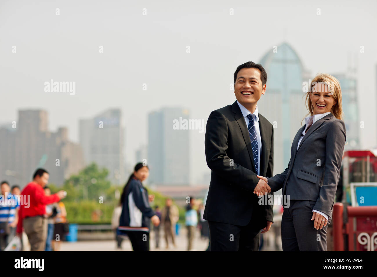 Ritratto di un sorridente imprenditrice stringono le mani con un collega. Foto Stock