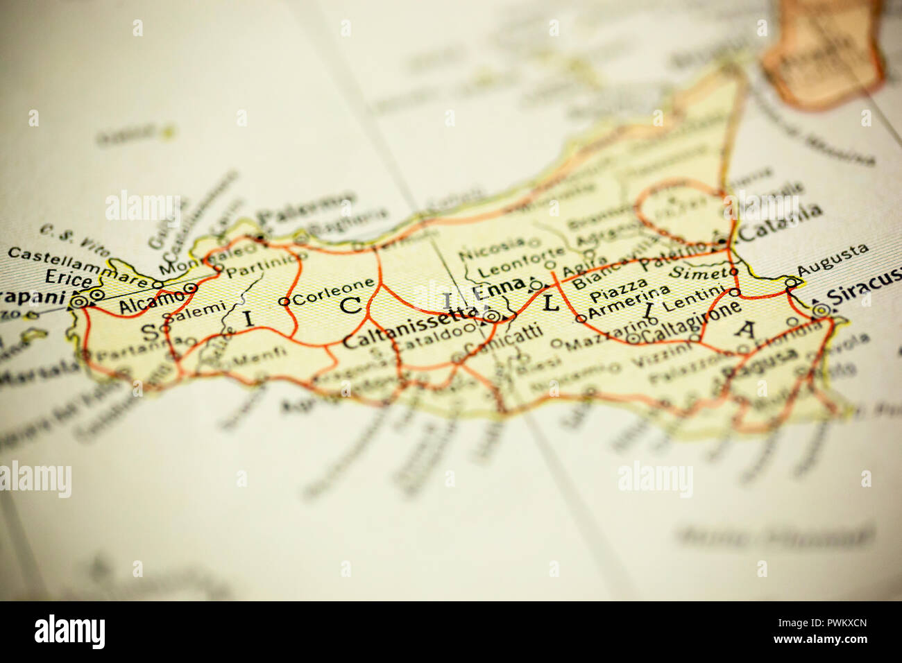 La Sicilia è il punto di messa a fuoco su un vintage map. Foto Stock