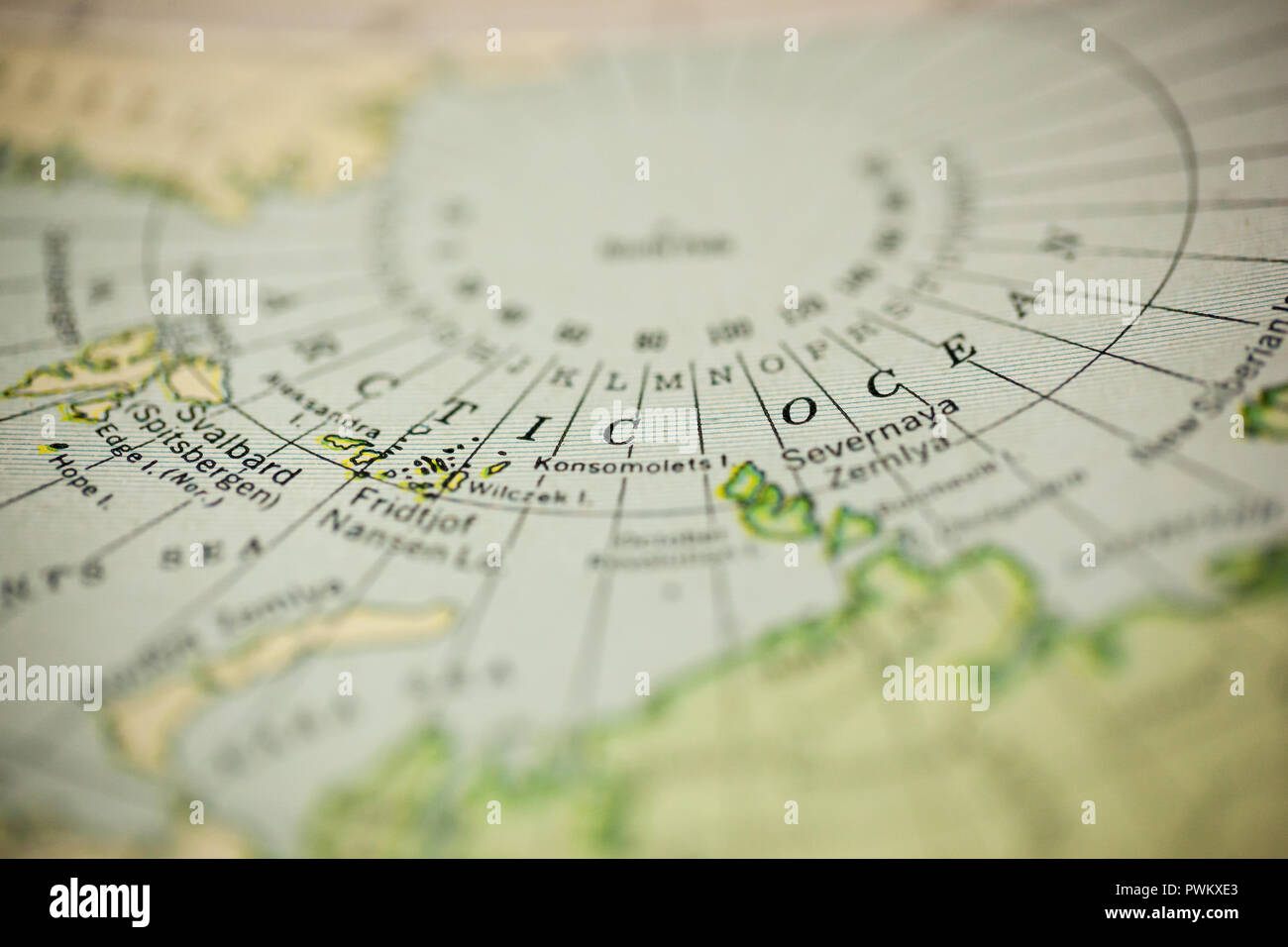 Il Circolo Polare Artico è visibile su una mappa vintage. Foto Stock