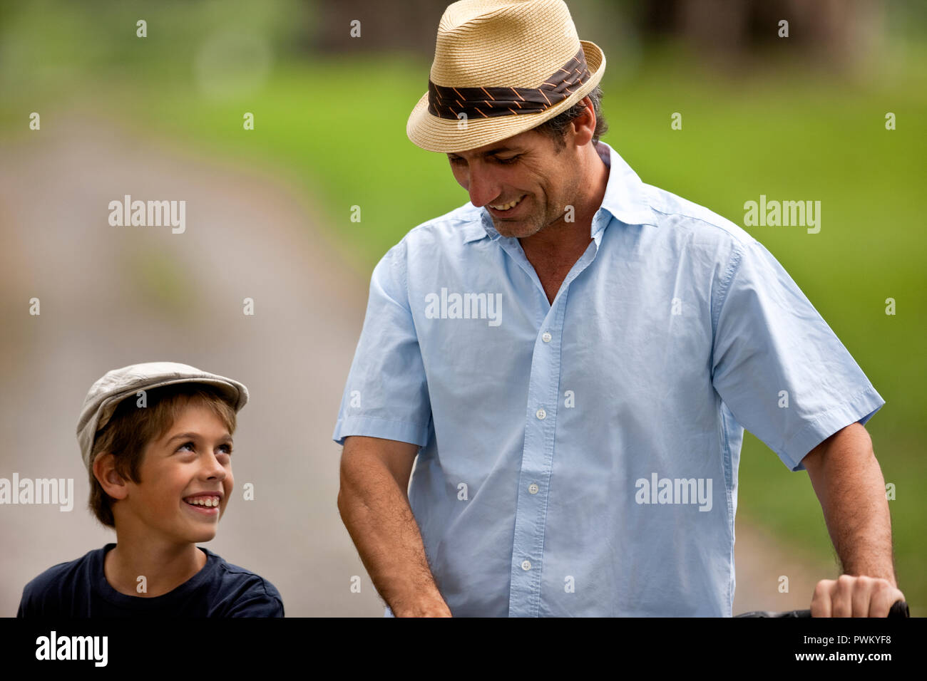 Uomo di mezza età a piedi con suo figlio. Foto Stock