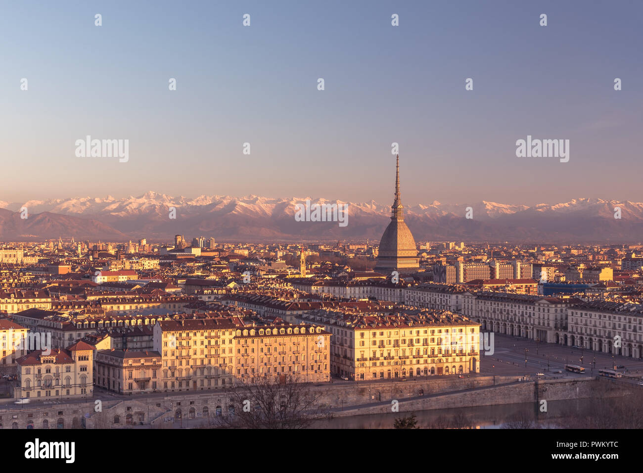 La golden dawn - una ampia vista panoramica della splendida Torino Foto Stock