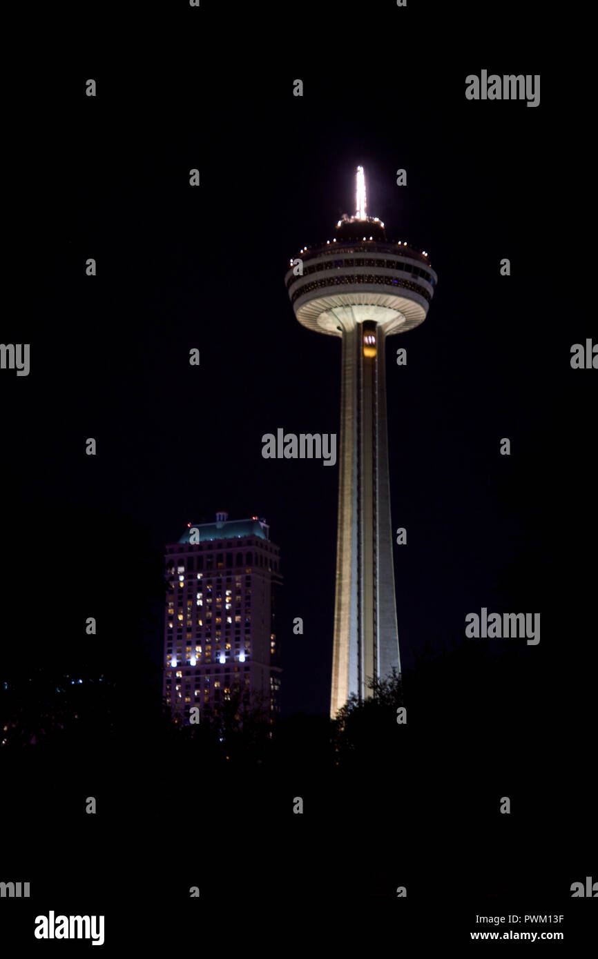 NIAGARA Falls, Ontario, Canada - 21 Maggio 2018: la Torre Skylon, casinò e hotel alle Cascate del Niagara di notte Foto Stock