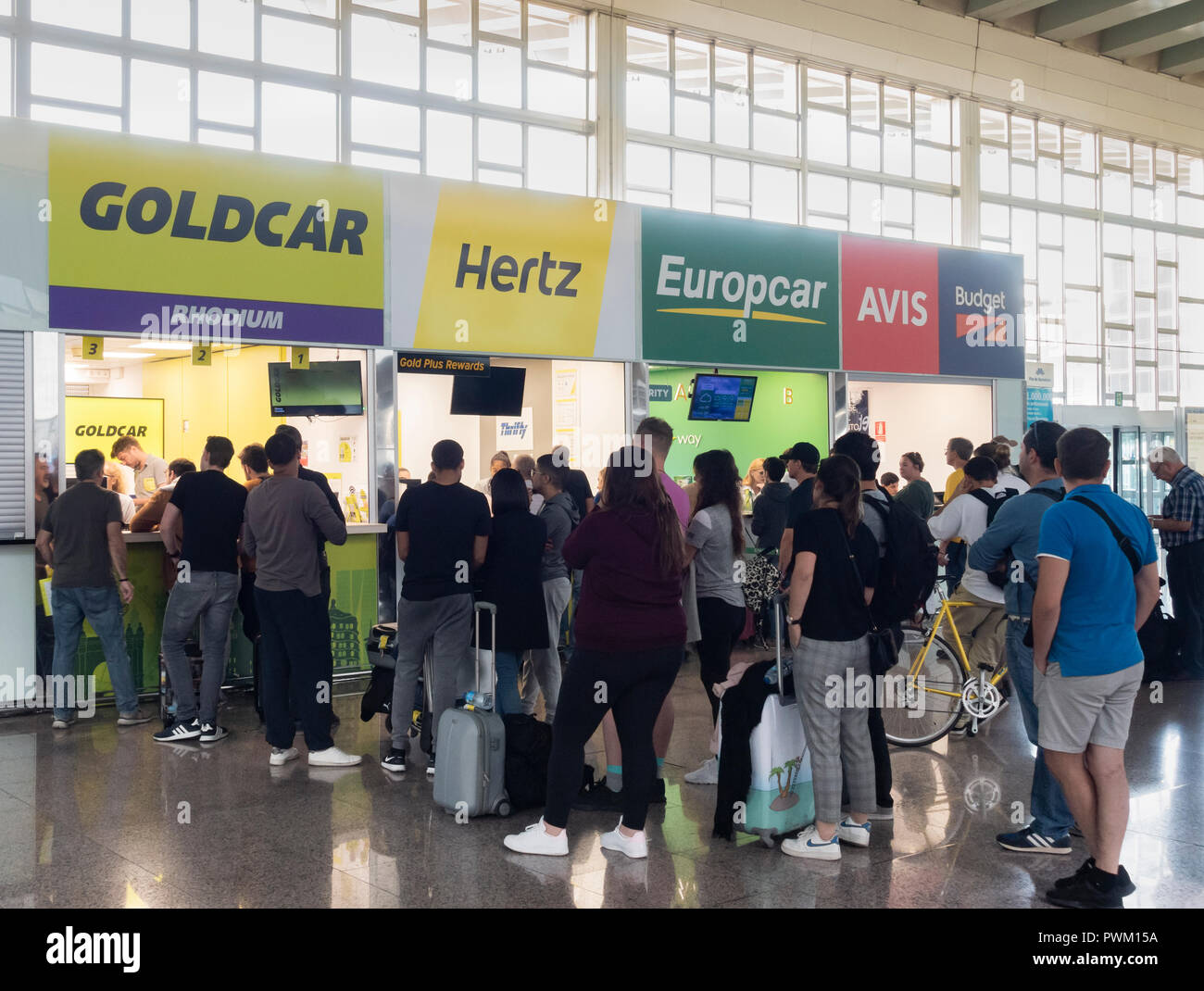 Le persone in fila al desk di noleggio auto di Barcellona El Prat Airport Terminal. Spagna Foto Stock