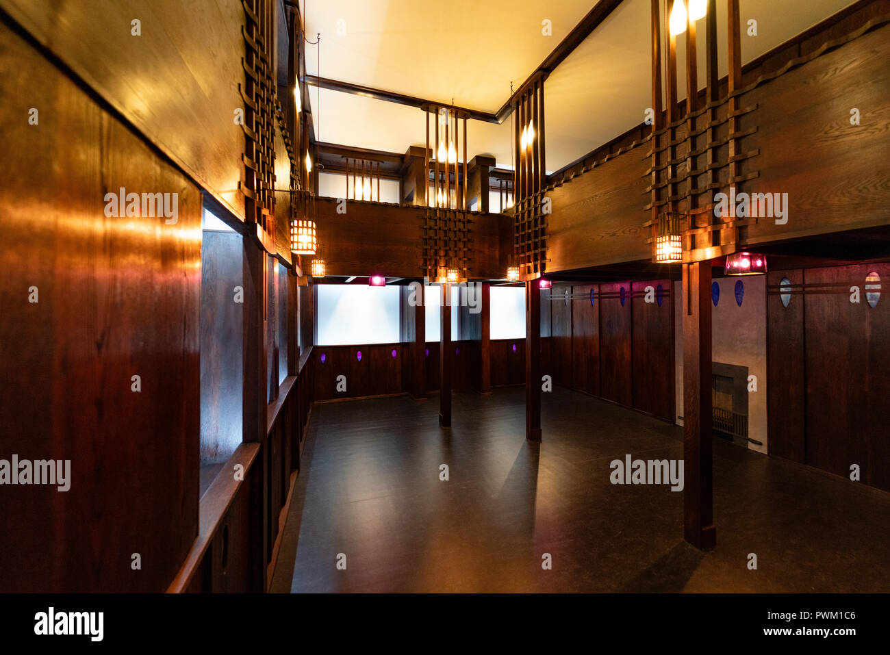 Interno della sala di quercia da Charles Rennie Mackintosh a nuovo V&un museo di Dundee , Scozia, Regno Unito. Foto Stock