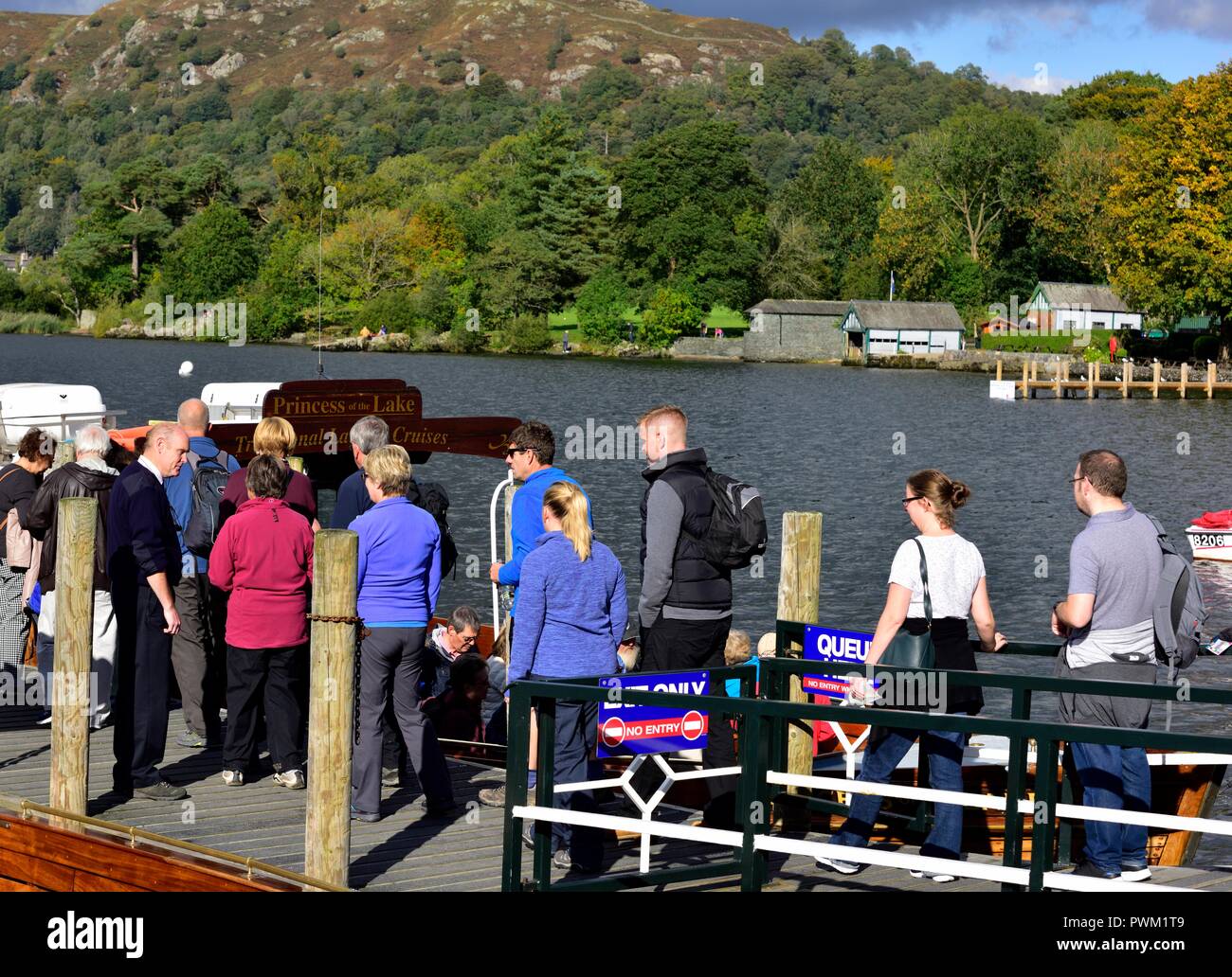 Waterhead molo,i turisti di salire a bordo di una barca sul lago di Windermere,Ambleside,Lake District,Cumbria,l'Inghilterra,UK Foto Stock