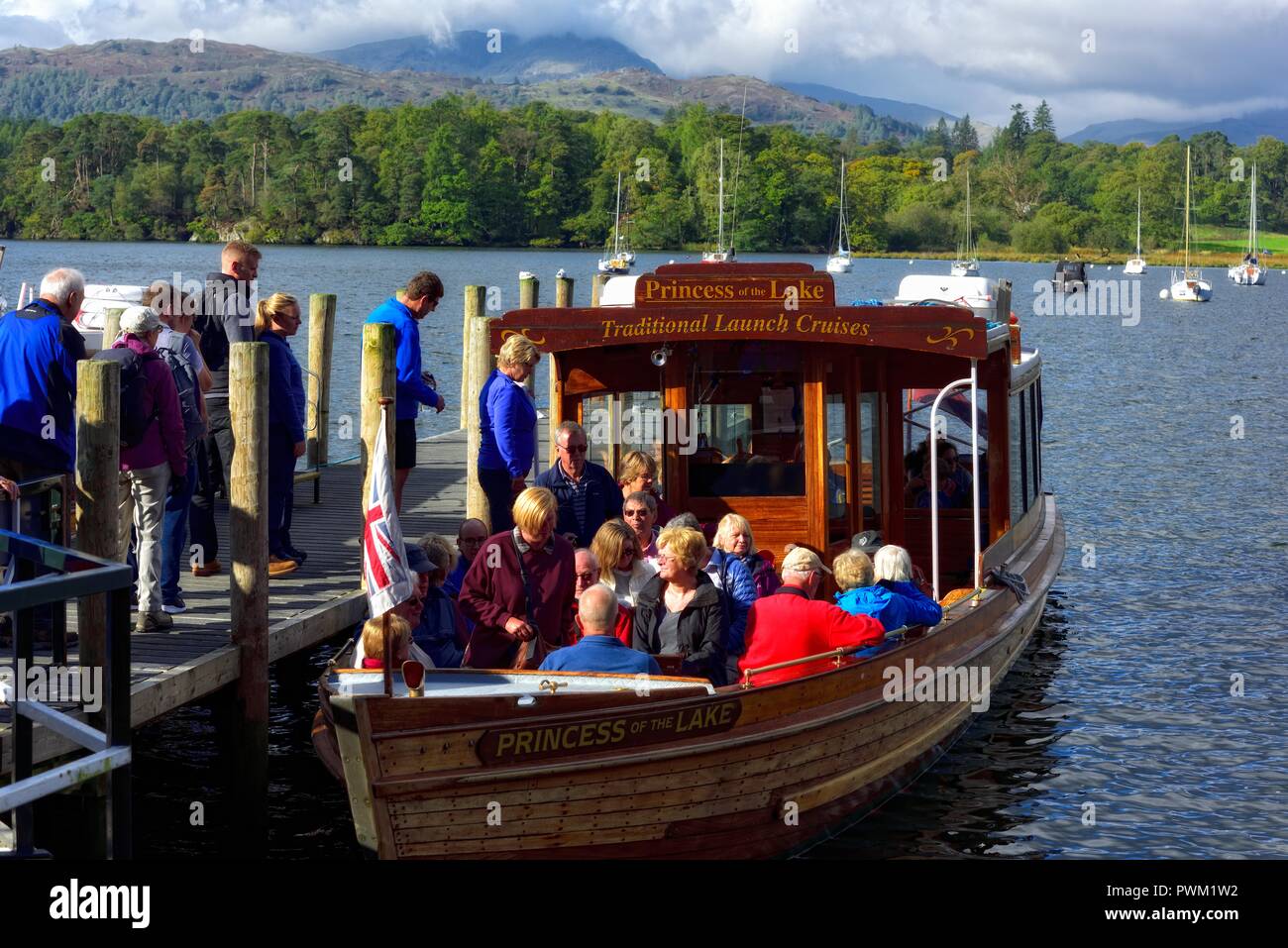 Waterhead molo,turisti principessa di imbarco del lago per una gita in barca sul lago di Windermere,Ambleside,Lake District,Cumbria,l'Inghilterra,UK Foto Stock