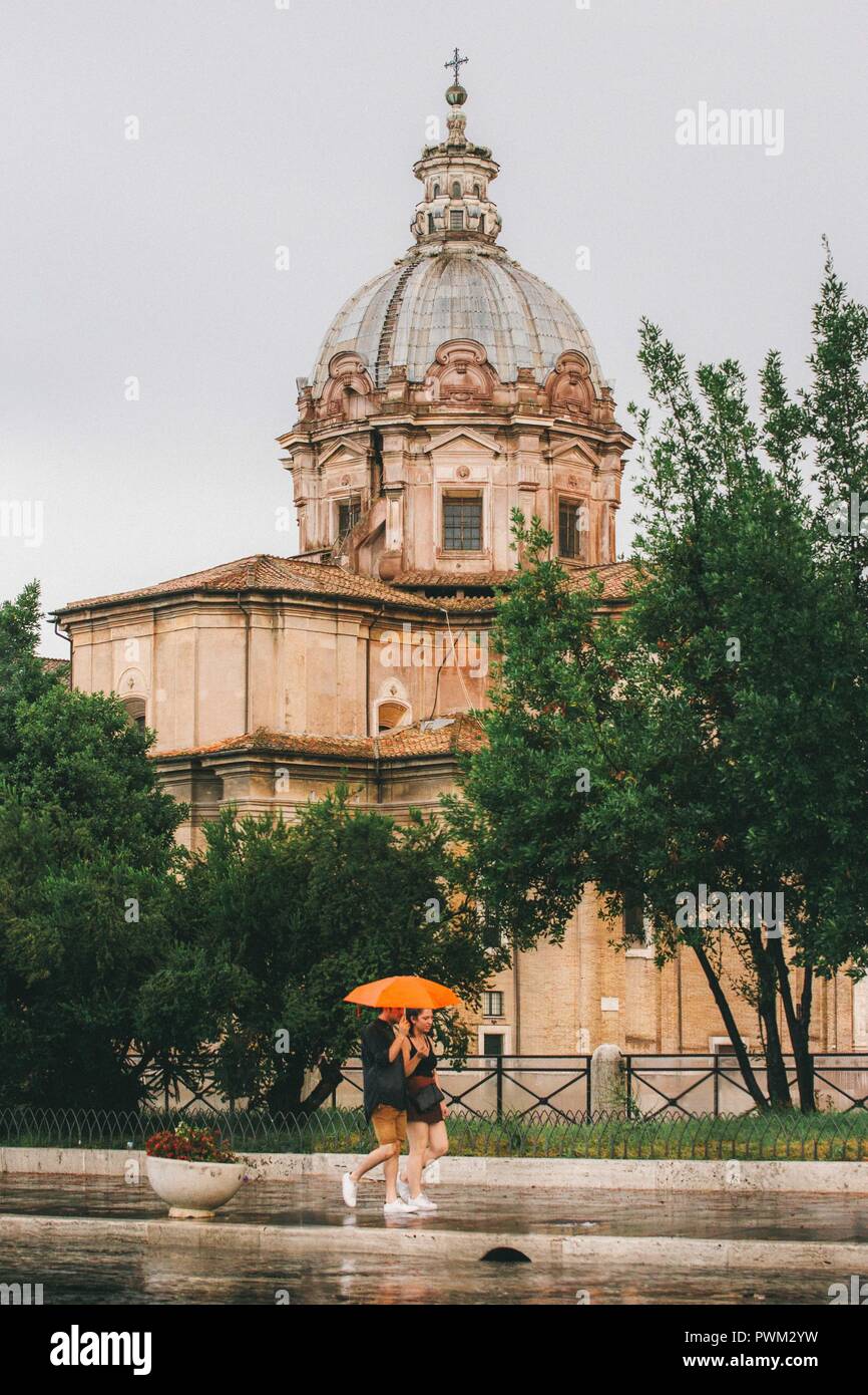 Come transizioni d'estate all'autunno, Roma, spesso vede una ritrovata apprezzamento per la pioggia. Foto Stock