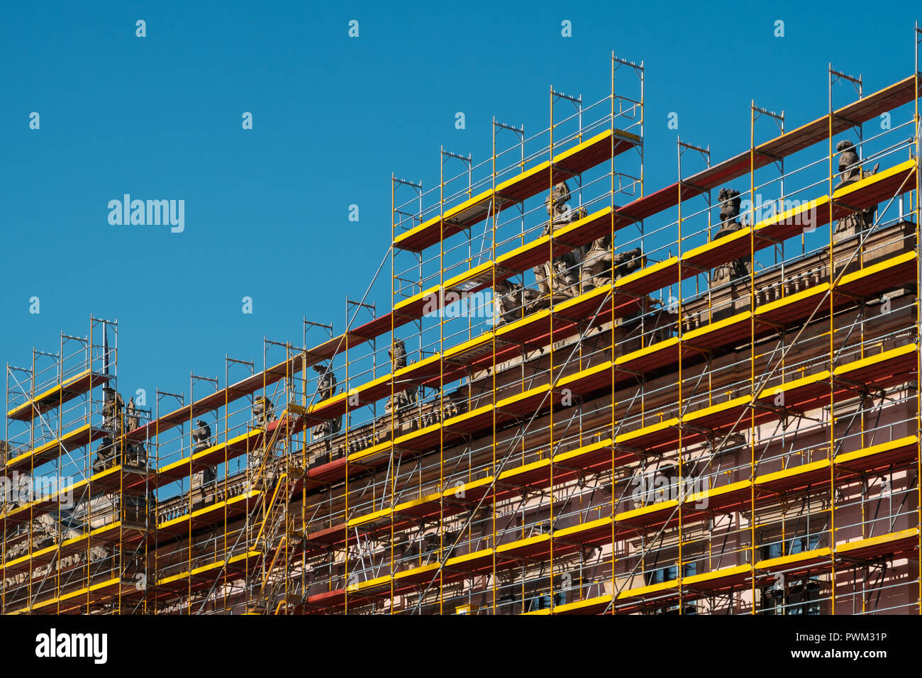 Il restauro della facciata, in costruzione - impalcature in edificio storico Foto Stock