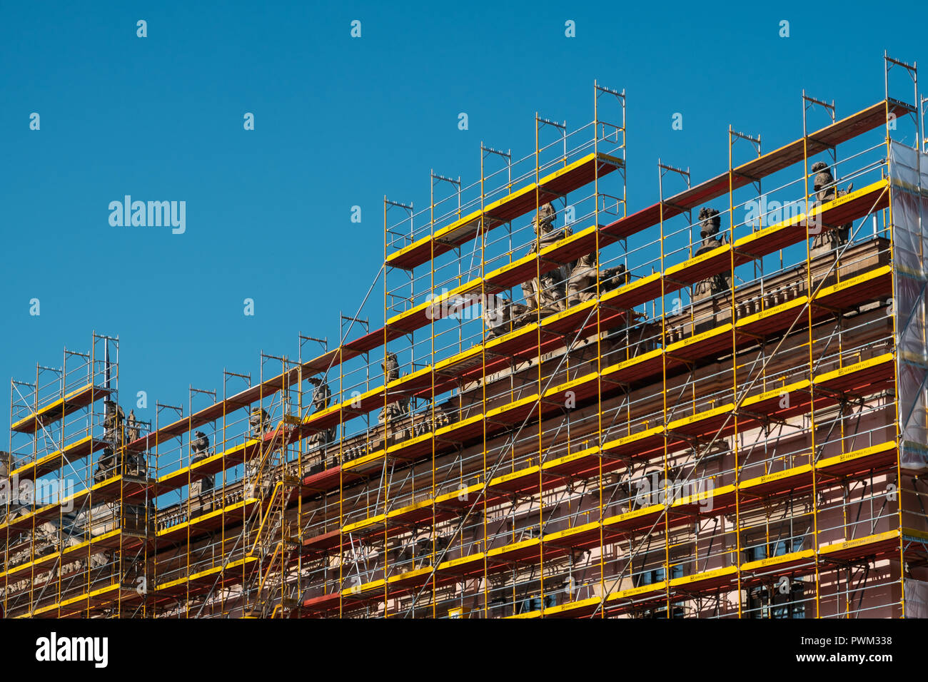 Berlino, Germania - ottobre 2018: impalcature sulla facciata del palazzo del tedesco Museo Storico(Deutsches Historisches Museum di Berlino, Germania. Foto Stock