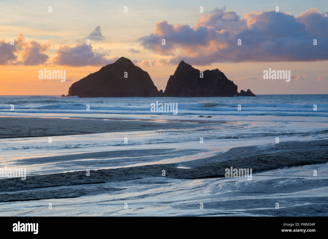 Carradori rocce al tramonto off Holywell Bay in North Cornwall Foto Stock