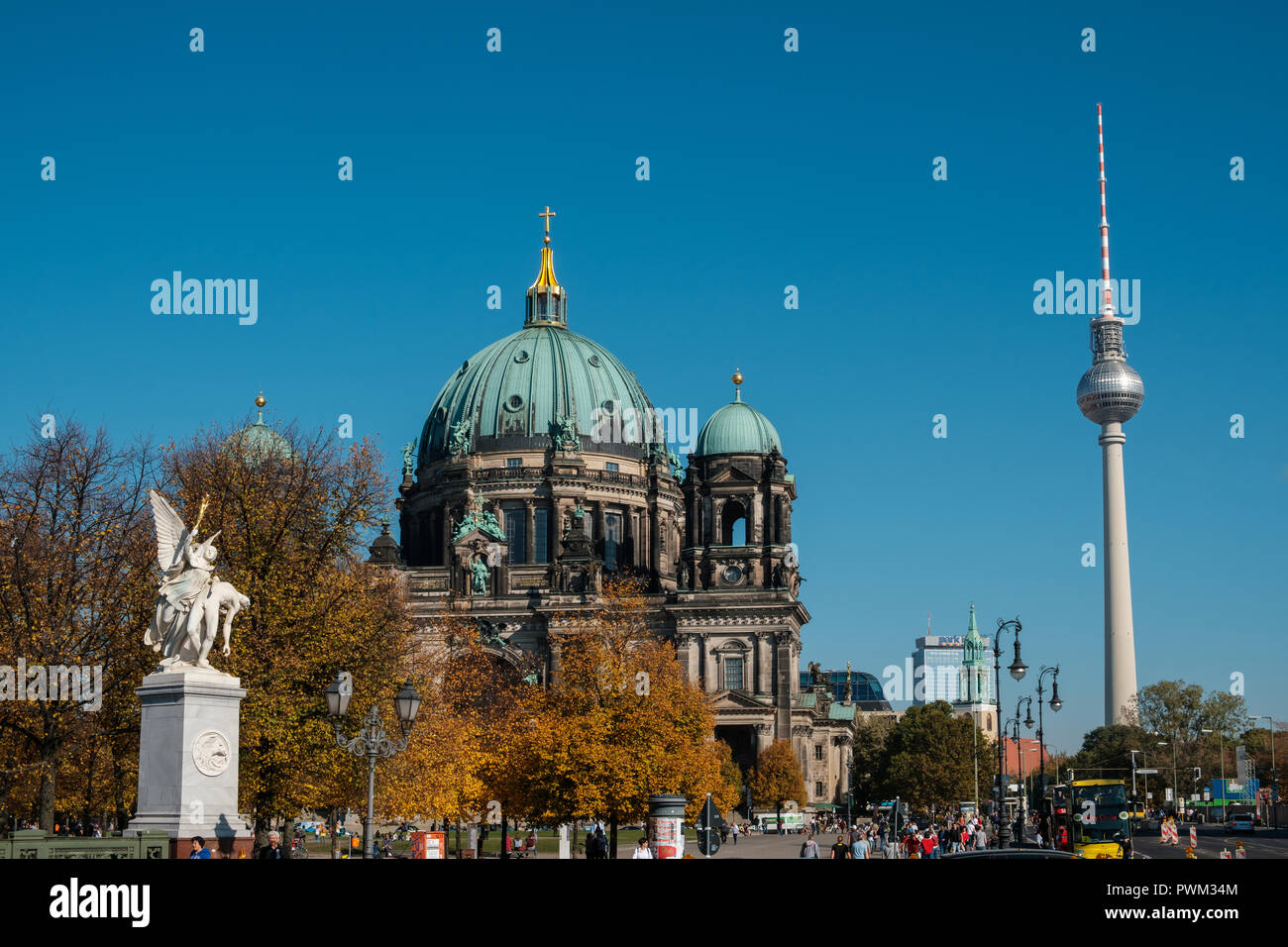 Berlino, Germania - ottobre 2018: la Cattedrale di Berlino (Berliner Dom) e la Torre della TV (Fernsehturm) a Berlino Mitte, Germania Foto Stock