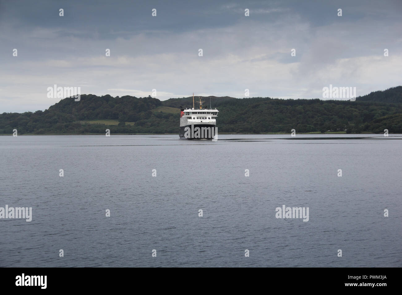 Un traghetto crssing acque tra isole scozzesi e la terra principale. Foto Stock