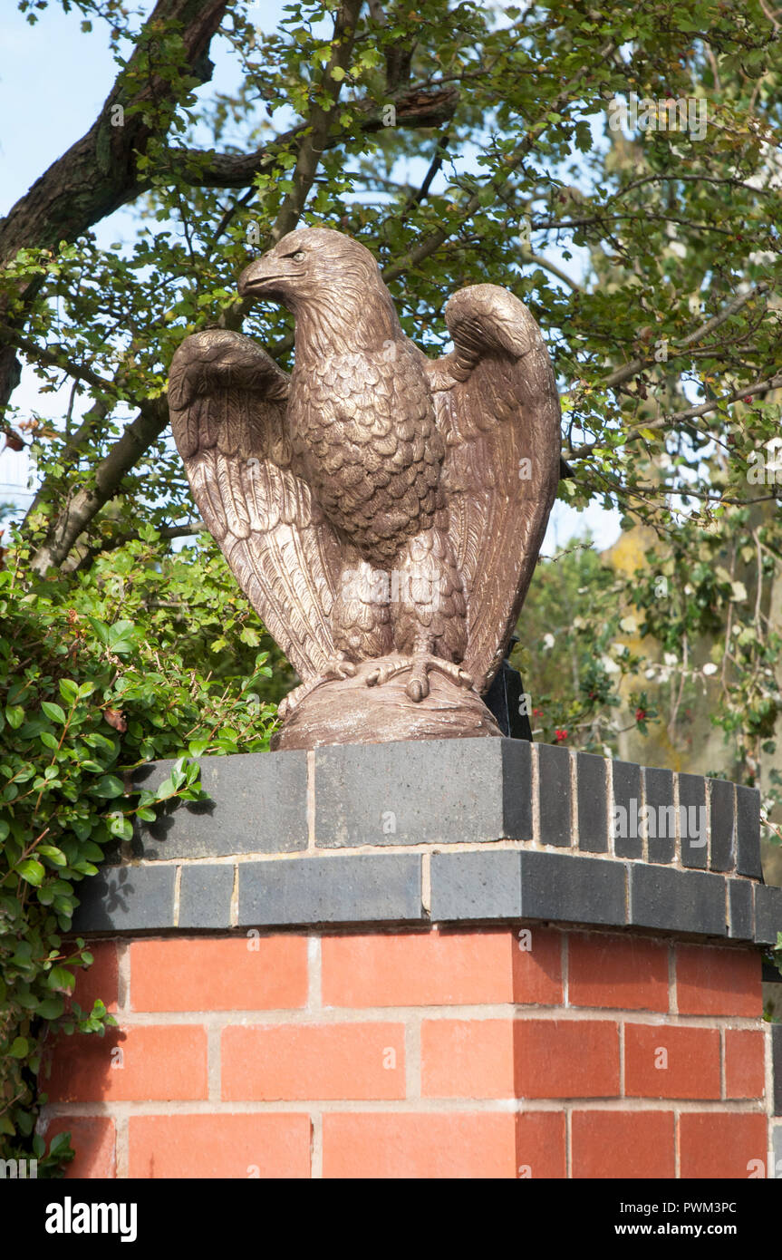 Eagle statua sulla sommità del gatepost all ingresso carraio Lancashire Inghilterra Foto Stock