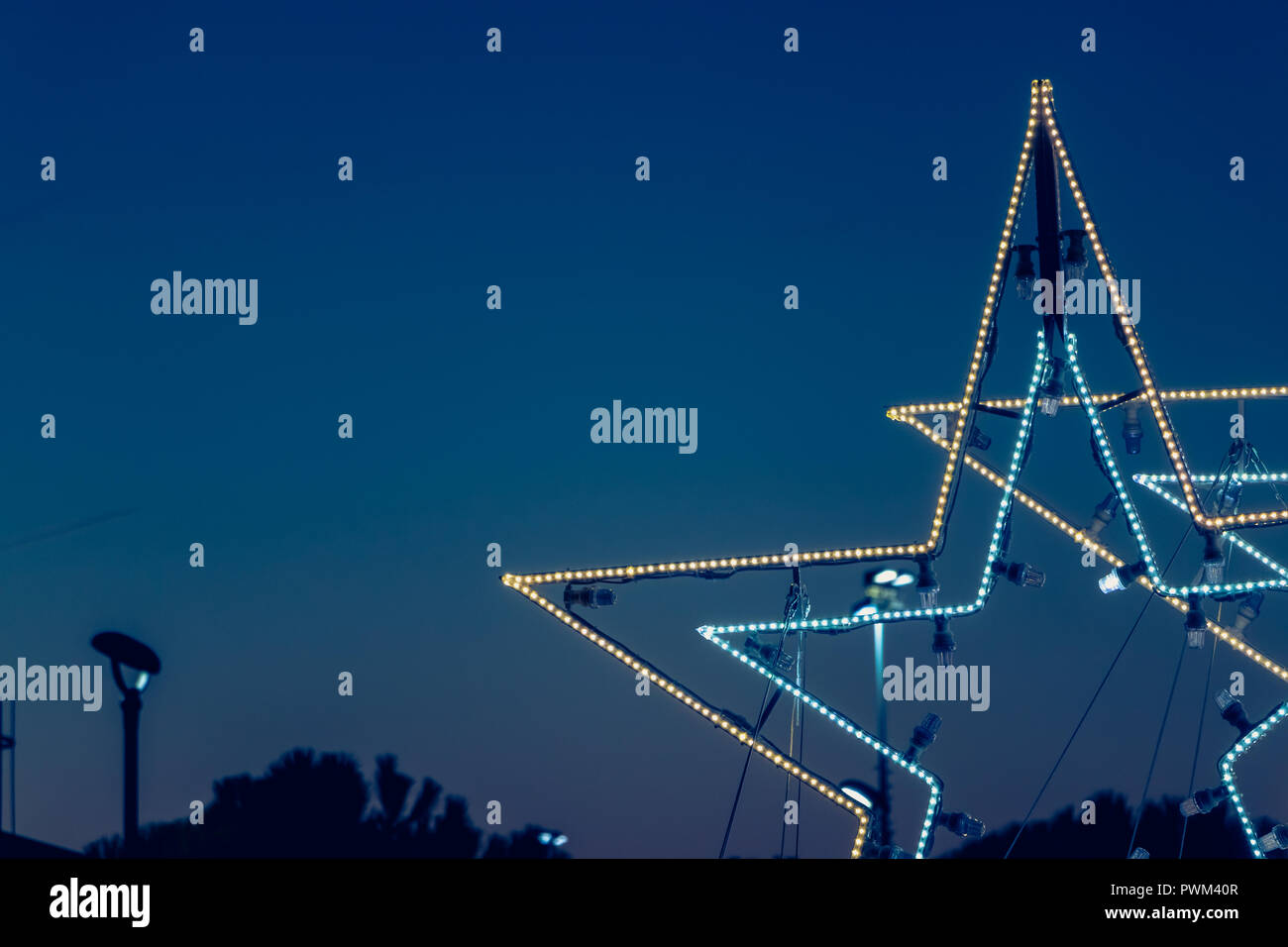 Stella Di Natale Led.Stella Di Natale In Luce Led Su Sfondo Di Notte Foto Stock Alamy