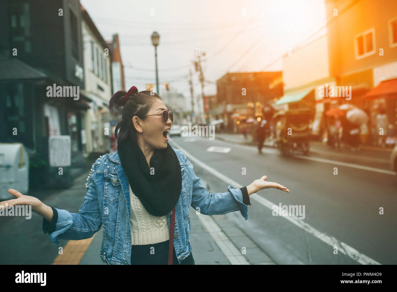 Viaggiatori asiatici felicità emozione su otaru street uno dei più popolari destinazioni di viaggio in sapporo Hokkaido in Giappone Foto Stock