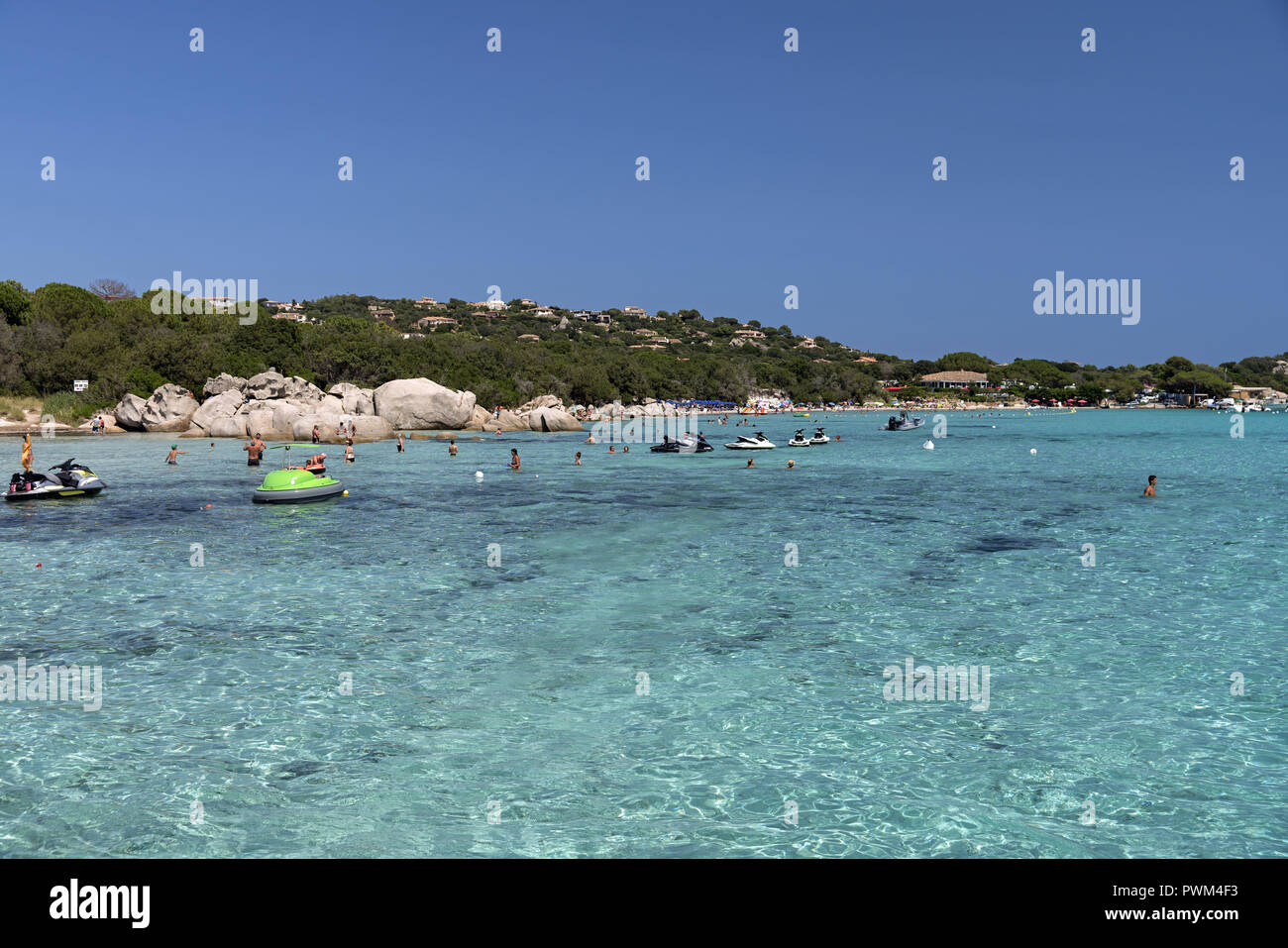 Persone rilassarsi sulla spiaggia e nell'acqua. Spiaggia di Santa Giulia in Corsica. Plaża Santa Giulia na Korsyce. Ludzie wypoczywający na plaży. Foto Stock
