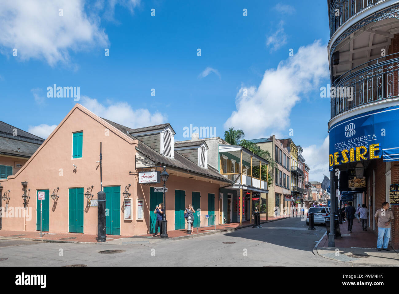 Edifici su Bourbon Street nel Quartiere Francese Foto Stock