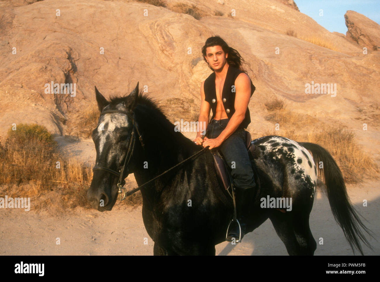 Deserto Mojave, CA - 20 ottobre: (esclusiva) attore Diego Serrano pone a scattare una foto del 20 ottobre 1992 nel deserto di Mojave, California. Foto di Barry re/Alamy Stock Photo Foto Stock