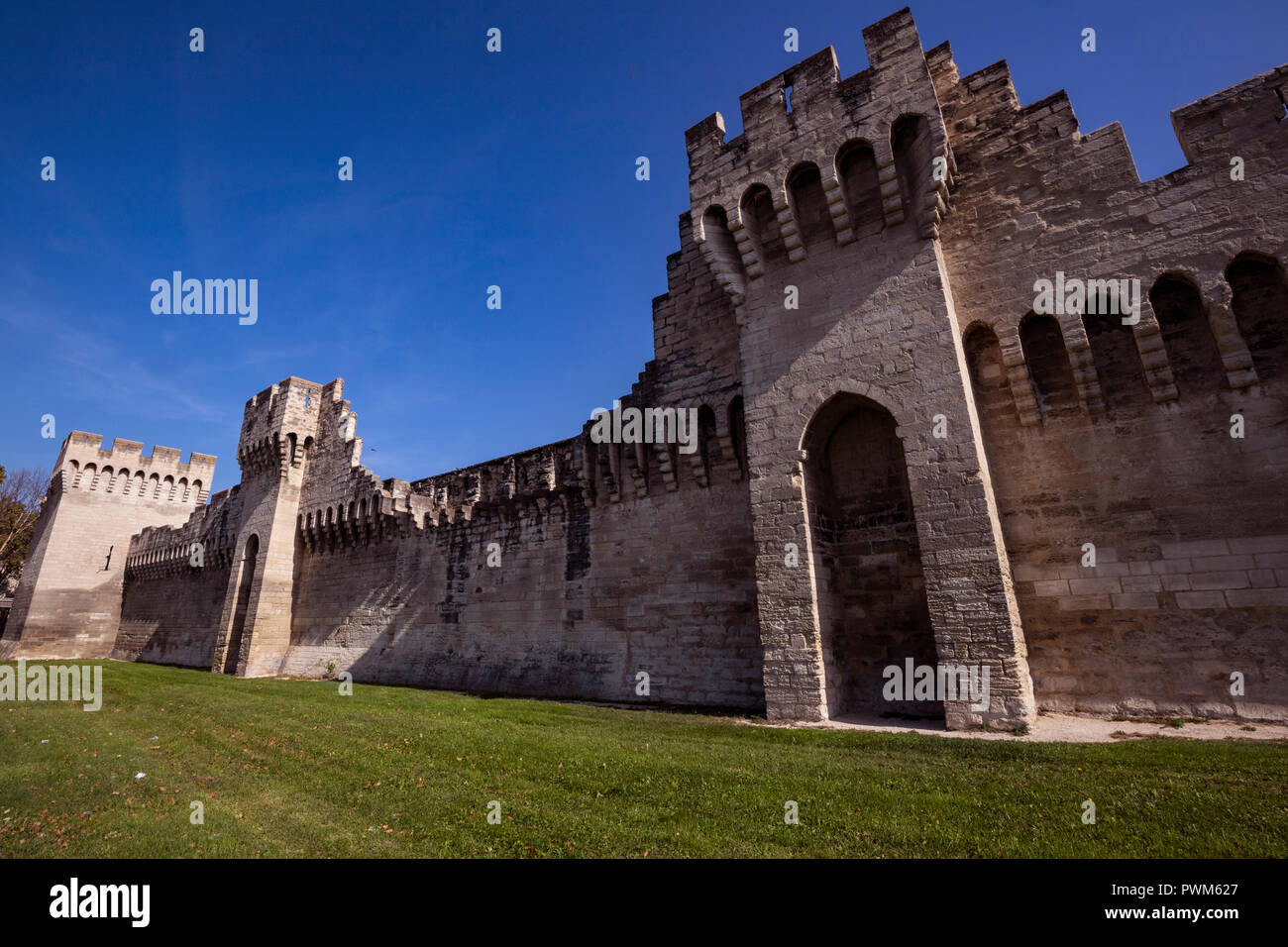 Parete di Avignone Fortificazioni - Avignon è interamente racchiuso da 4 chilometri di mura mostrano la prova dell'importanza delle fortificazioni nel XIV secolo Foto Stock