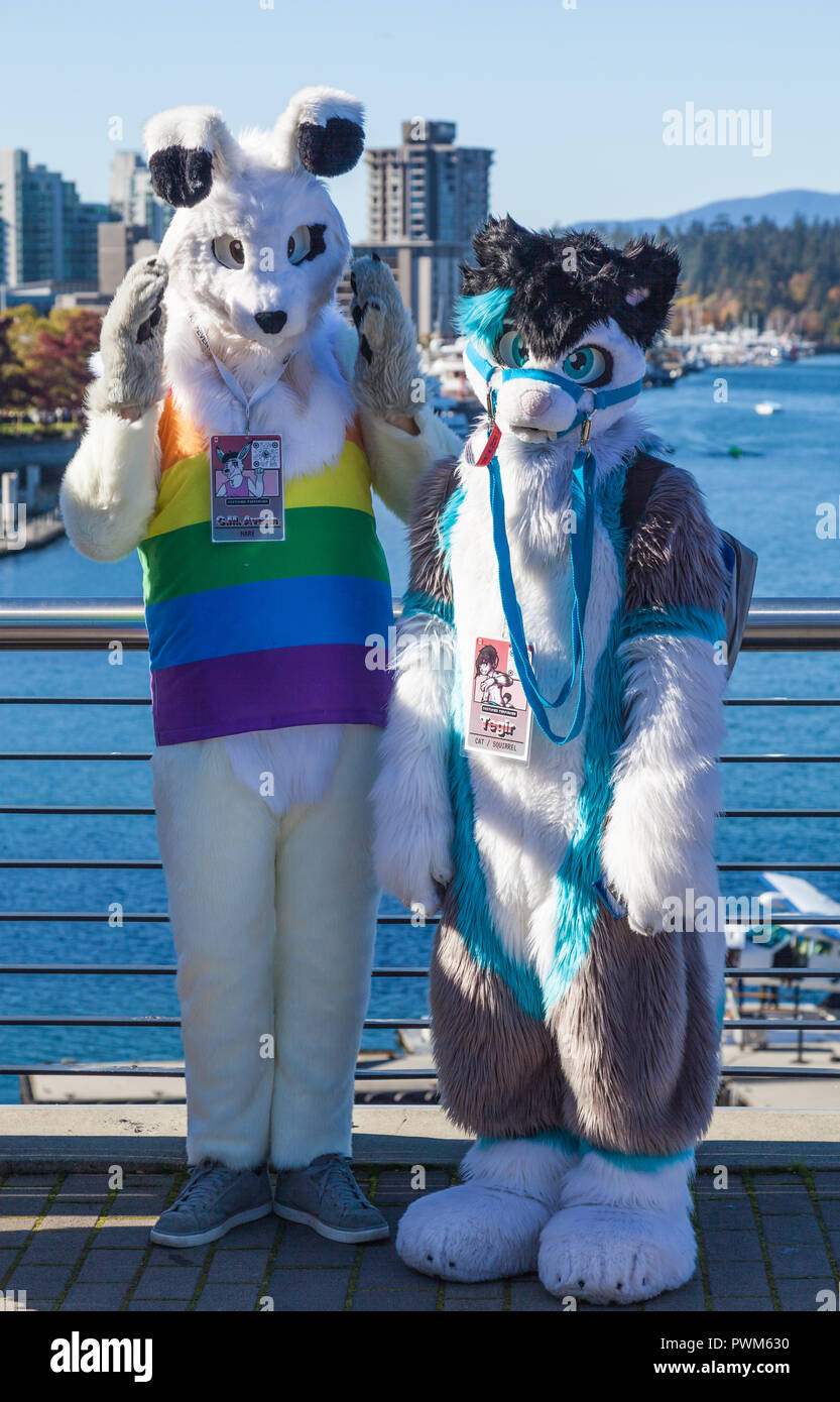 Due personaggi dei cartoni animati che pongono al Canada Place di Vancouver Foto Stock