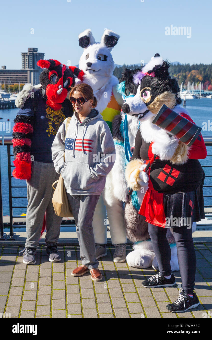 Turista femminile in posa con dimensioni di vita i personaggi dei cartoni animati in Vancouver Foto Stock