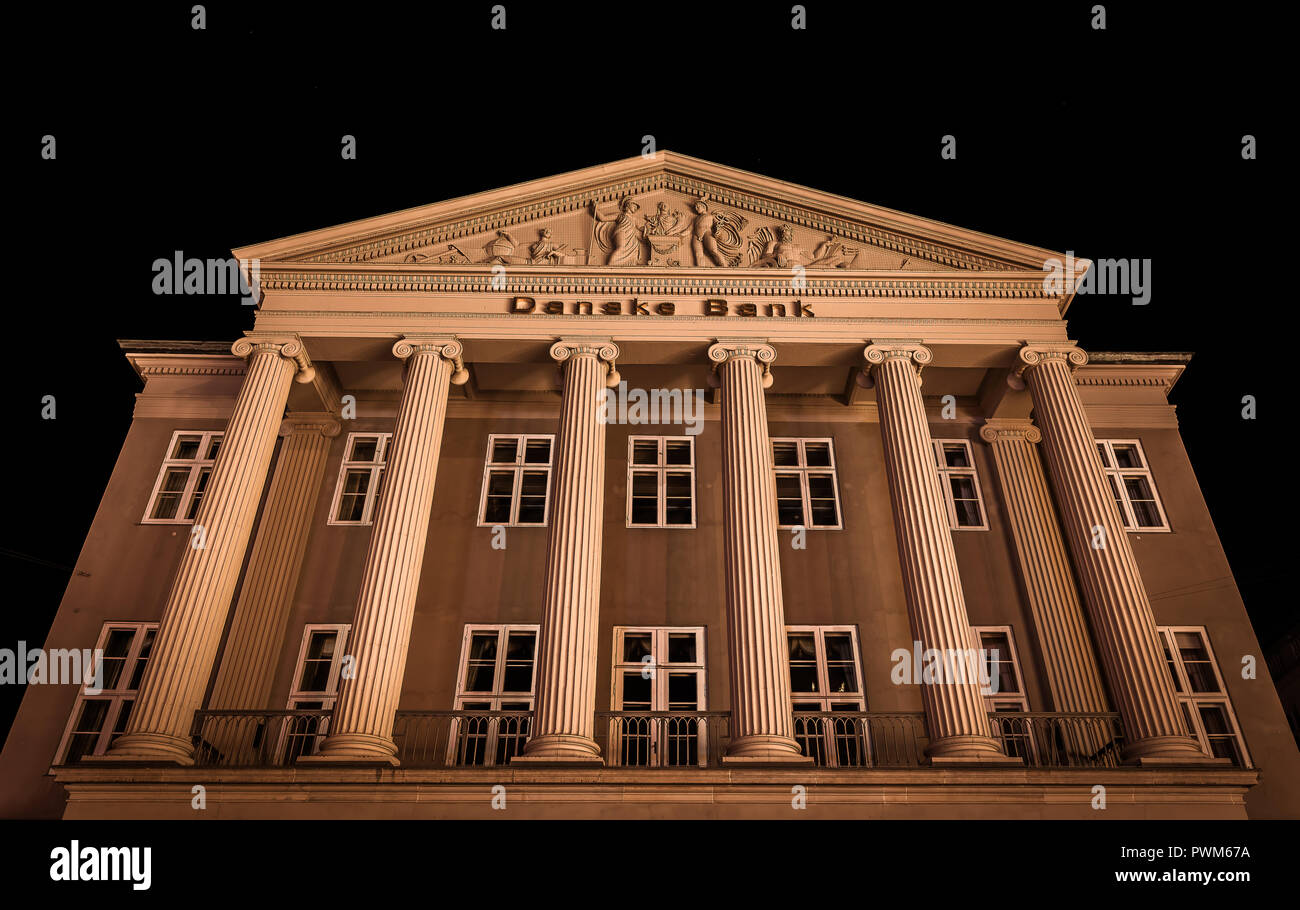 Facciata di notte della banca danese di Copenhagen con grandi colonne di ordine ionico e un frontone decorato, Copenaghen, 14 ottobre 2018 Foto Stock
