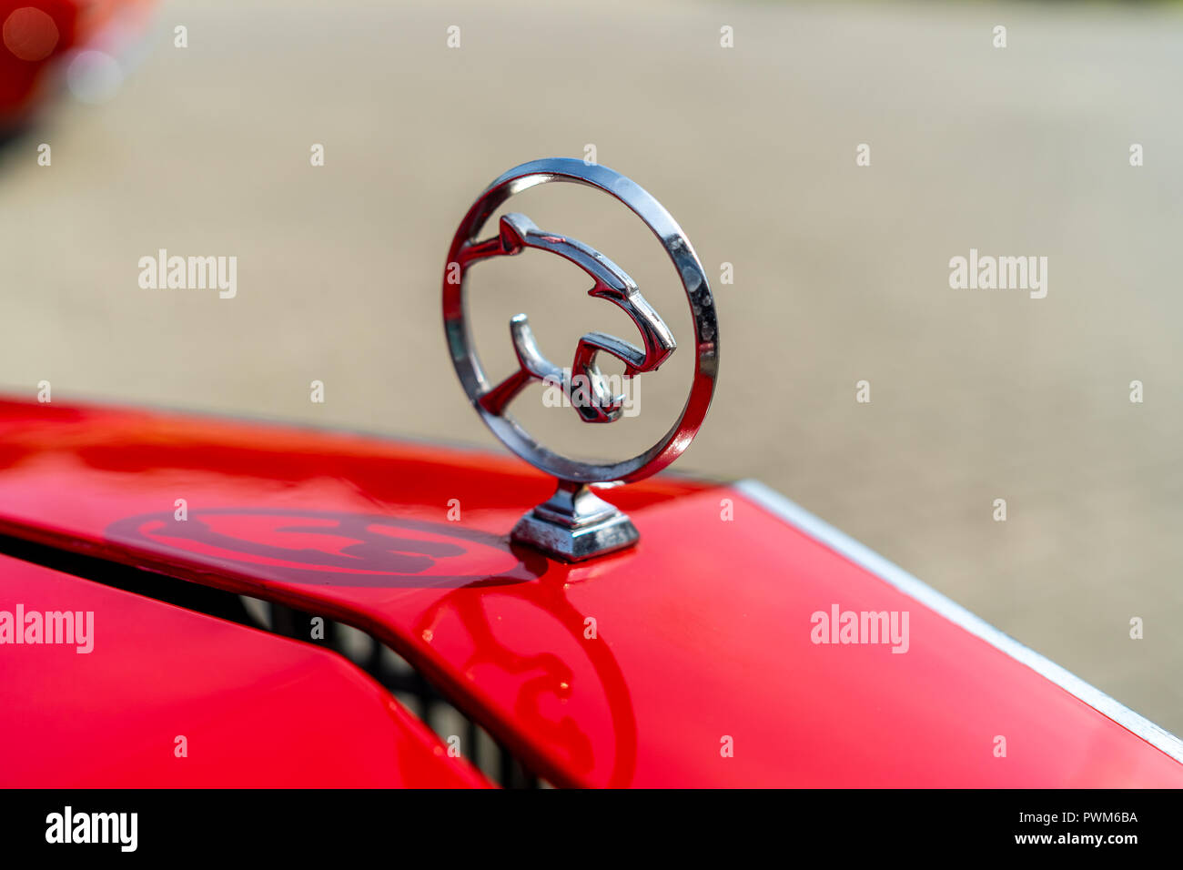 PAAREN IM GLIEN, Germania - 19 Maggio 2018: Cappa ornamento personale auto di lusso Mercury Cougar XR-7. Die Oldtimer Show 2018. Foto Stock