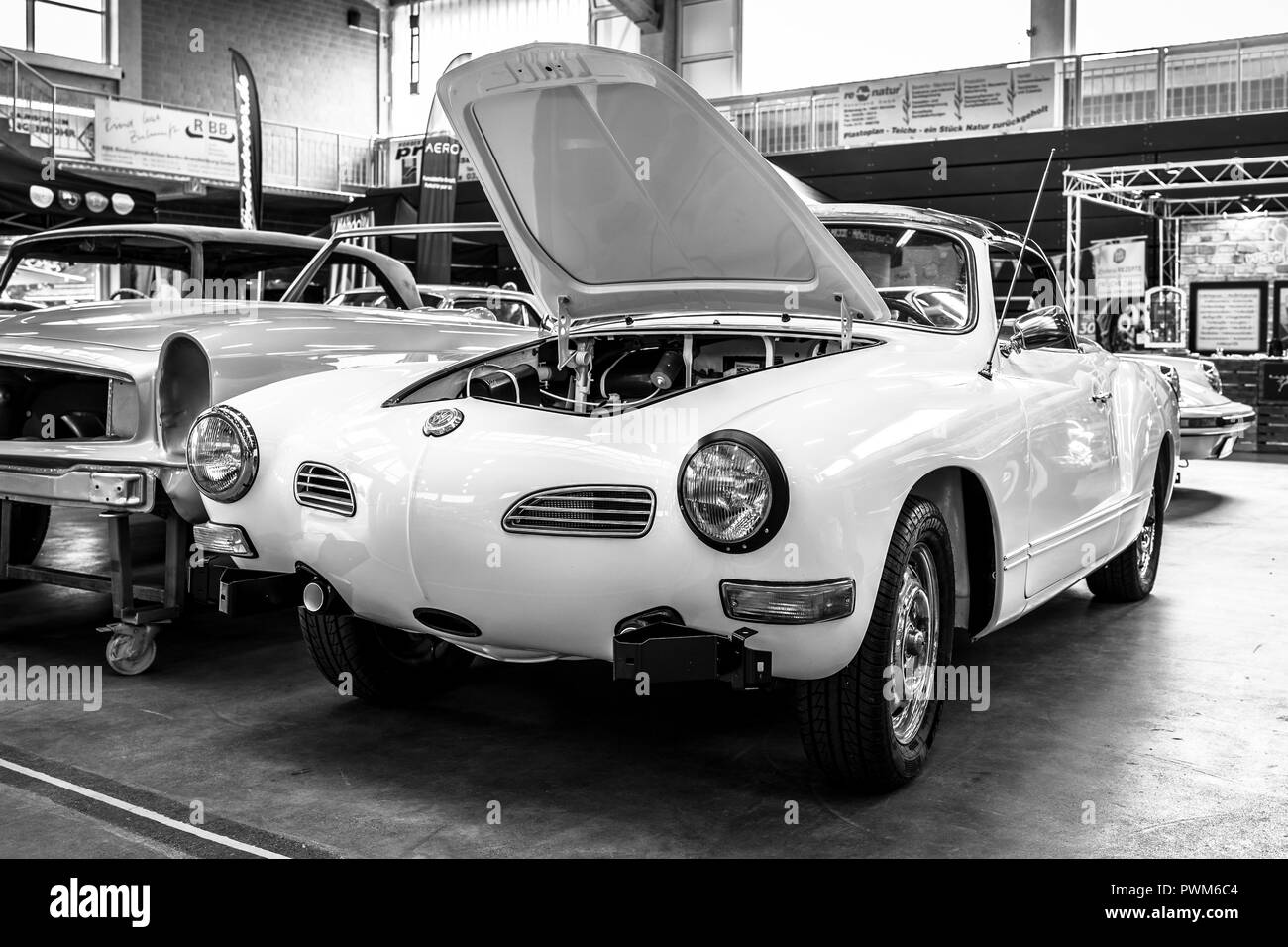 PAAREN IM GLIEN, Germania - 19 Maggio 2018: la vettura sportiva Volkswagen Karmann Ghia Cabriolet. In bianco e nero. Die Oldtimer Show 2018. Foto Stock