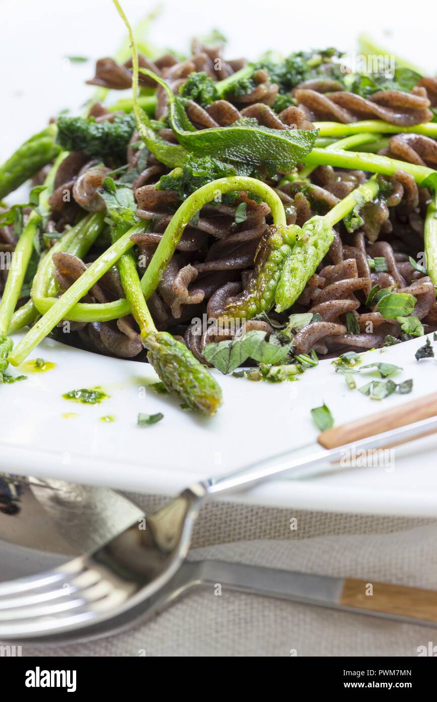 Vegano integrale fusilli con salvia fritta e gli asparagi selvatici Foto Stock