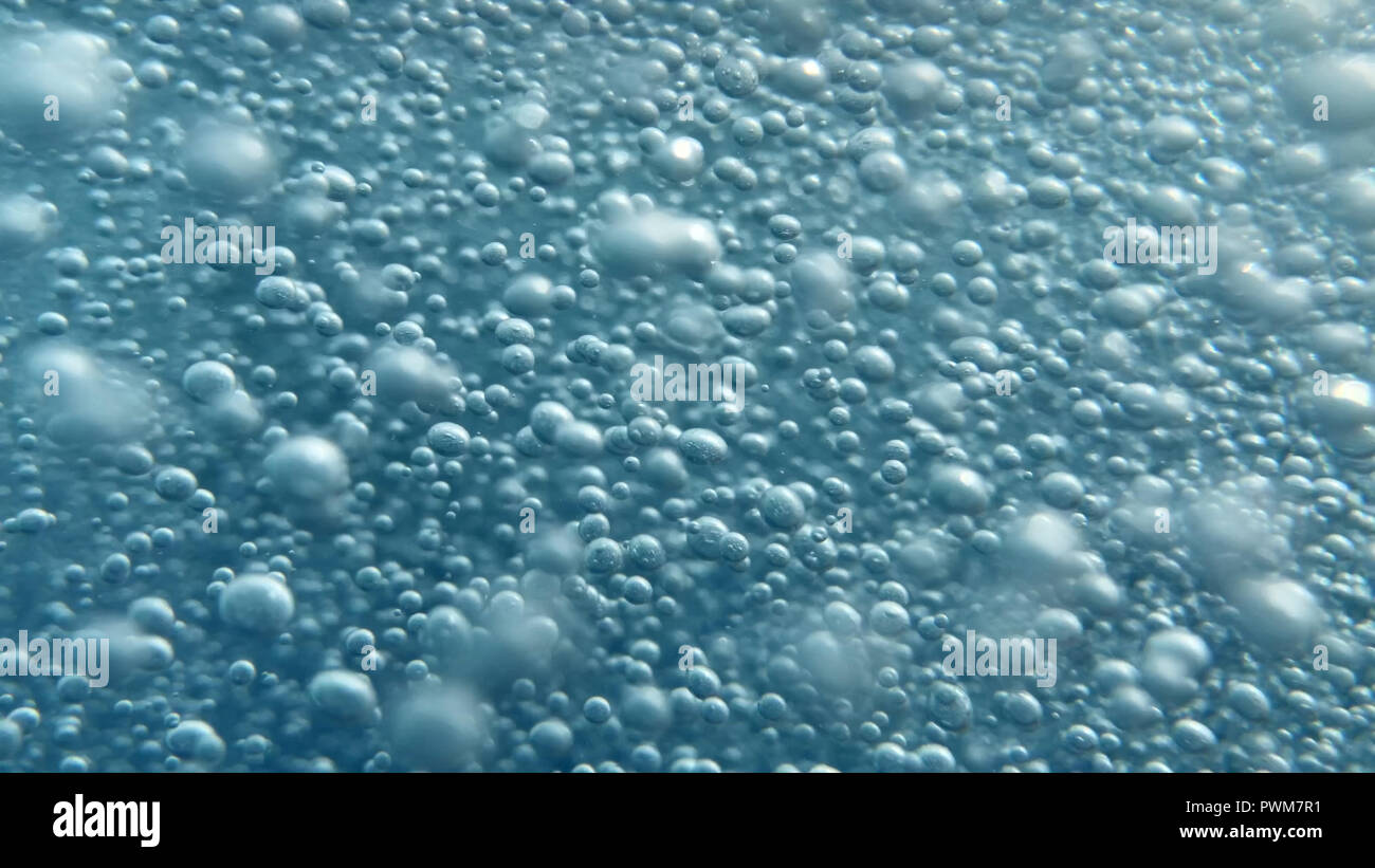 Immagine ravvicinata di bolle di aria subacquea scattata che simboleggia l'essenza della vita e l'universo. Lo sfondo perfetto da utilizzare per la scienza e la tecnologia t Foto Stock