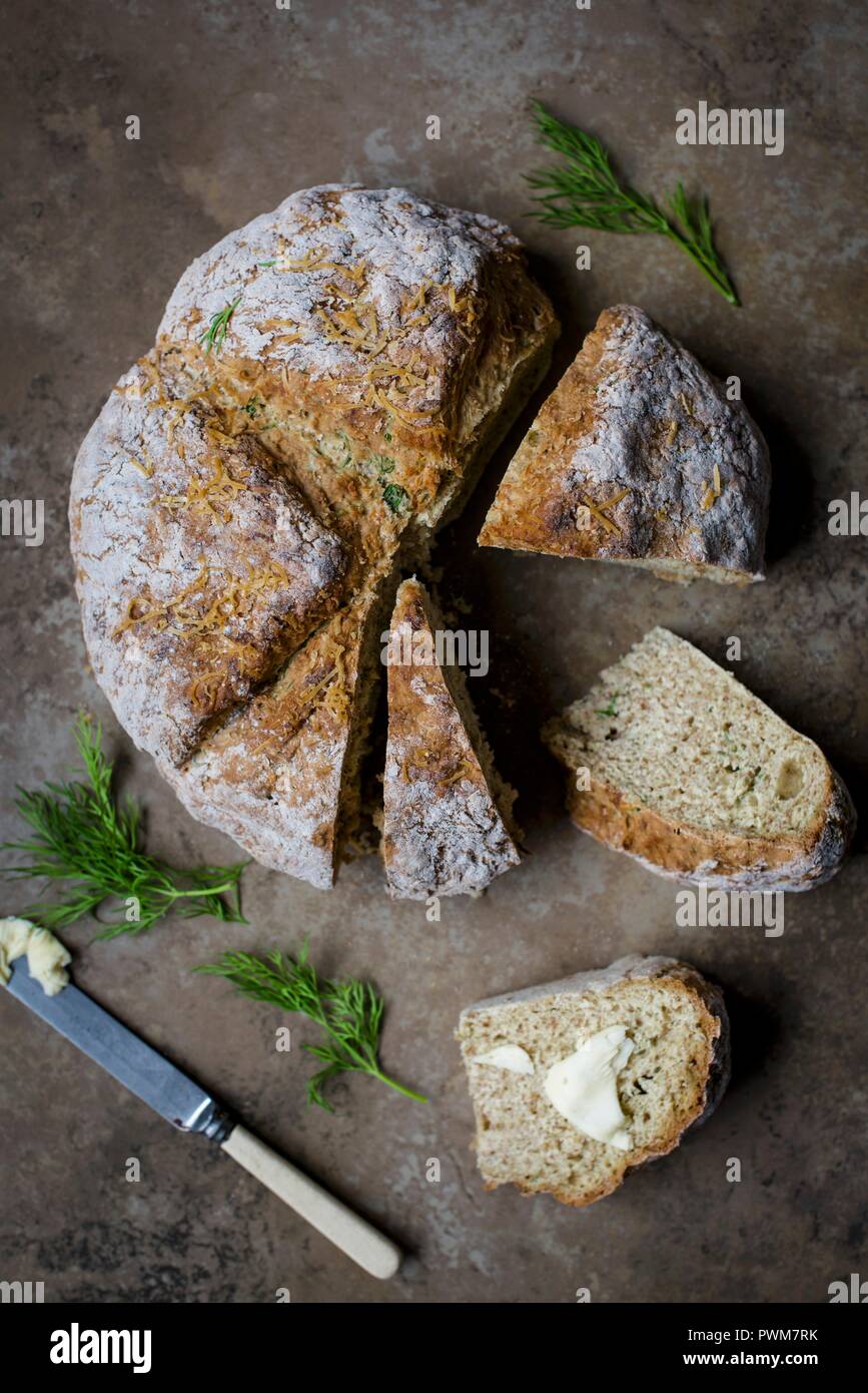 In casa soda pane con formaggio e aneto tagliato a fettine, vista da sopra Foto Stock