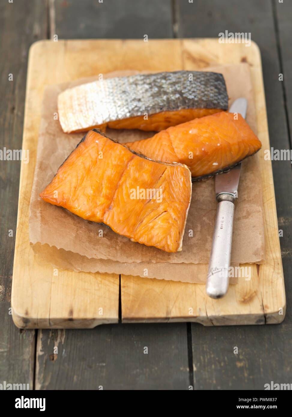 Hot-salmone affumicato su un tagliere Foto Stock