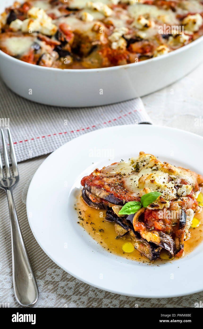 Parmigiana di melanzane con pomodori, mozzarella, origano, olio d'oliva, basilico e ricotta Foto Stock