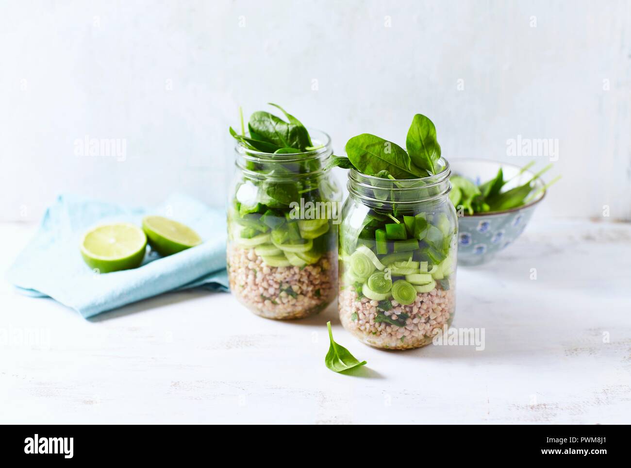 Stratificato insalata di grano saraceno con il porro, pepe e spinaci in un vaso Foto Stock