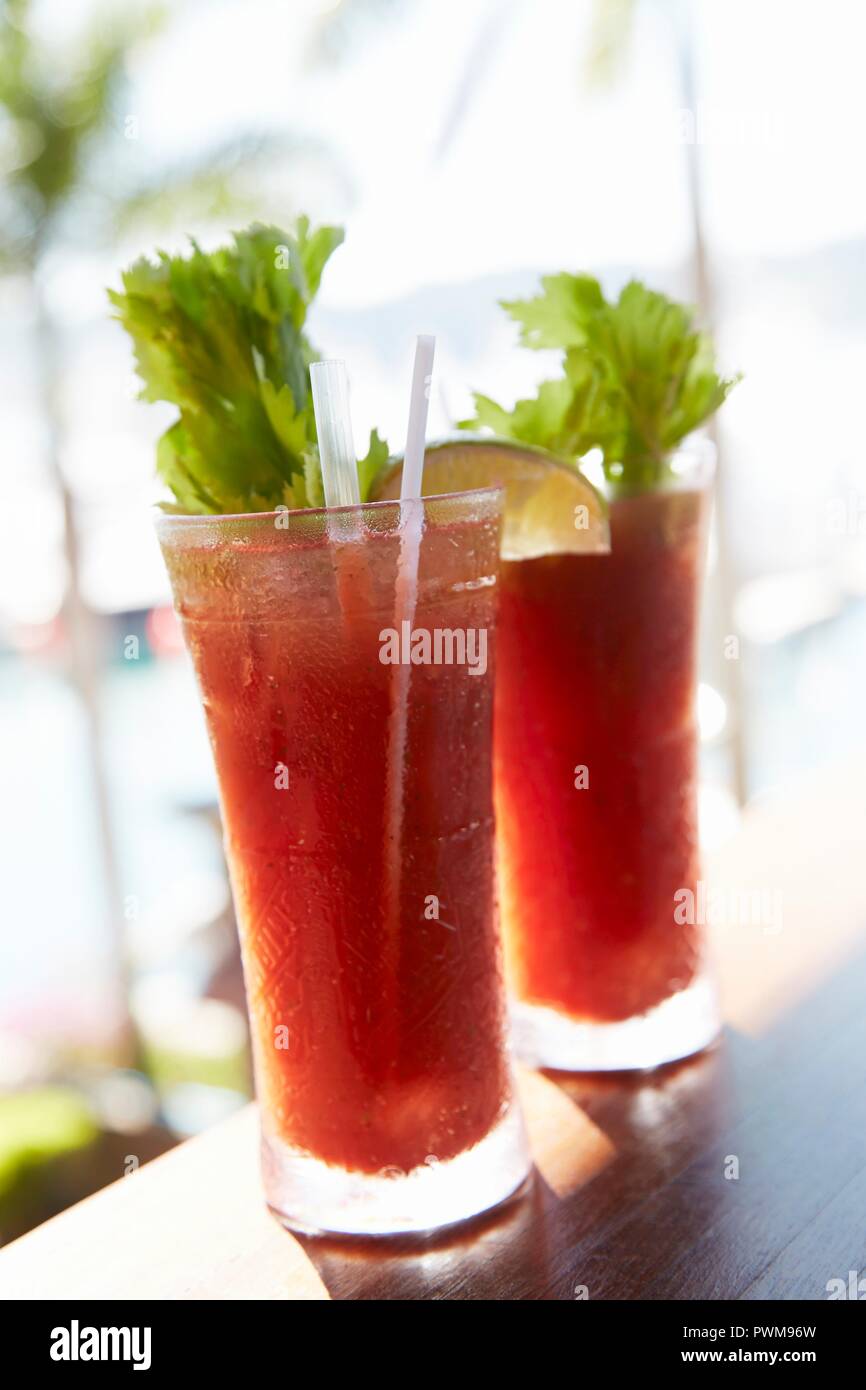 Due Bloody Mary's presso un bar in spiaggia Foto Stock