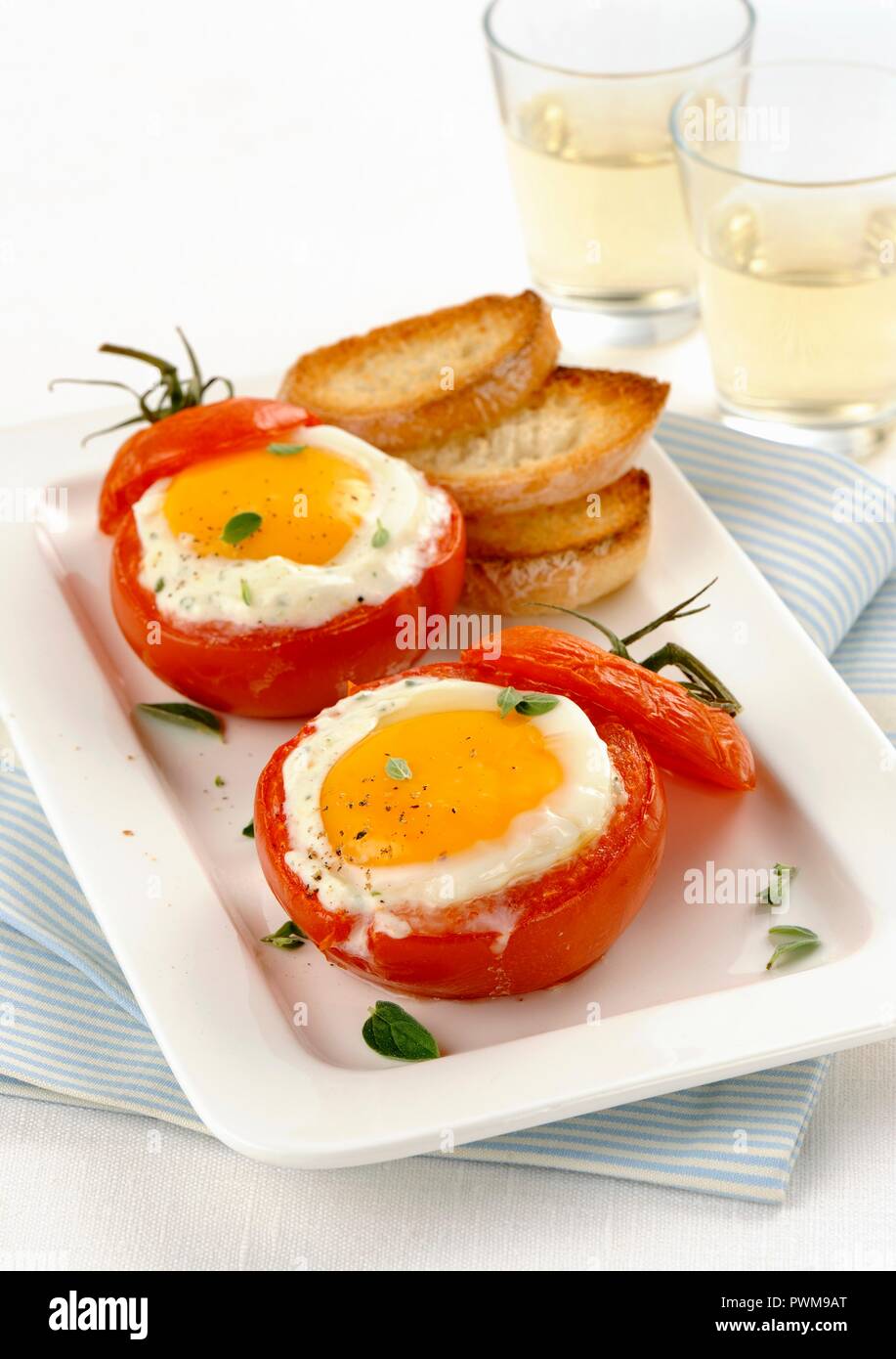 Pomodori con uova fritte Foto Stock