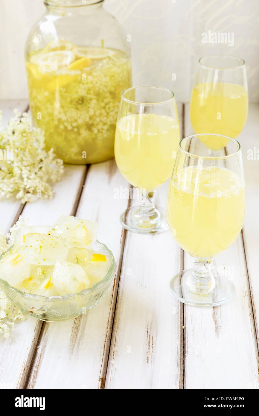 In casa il sambuco blossom limonata Foto Stock