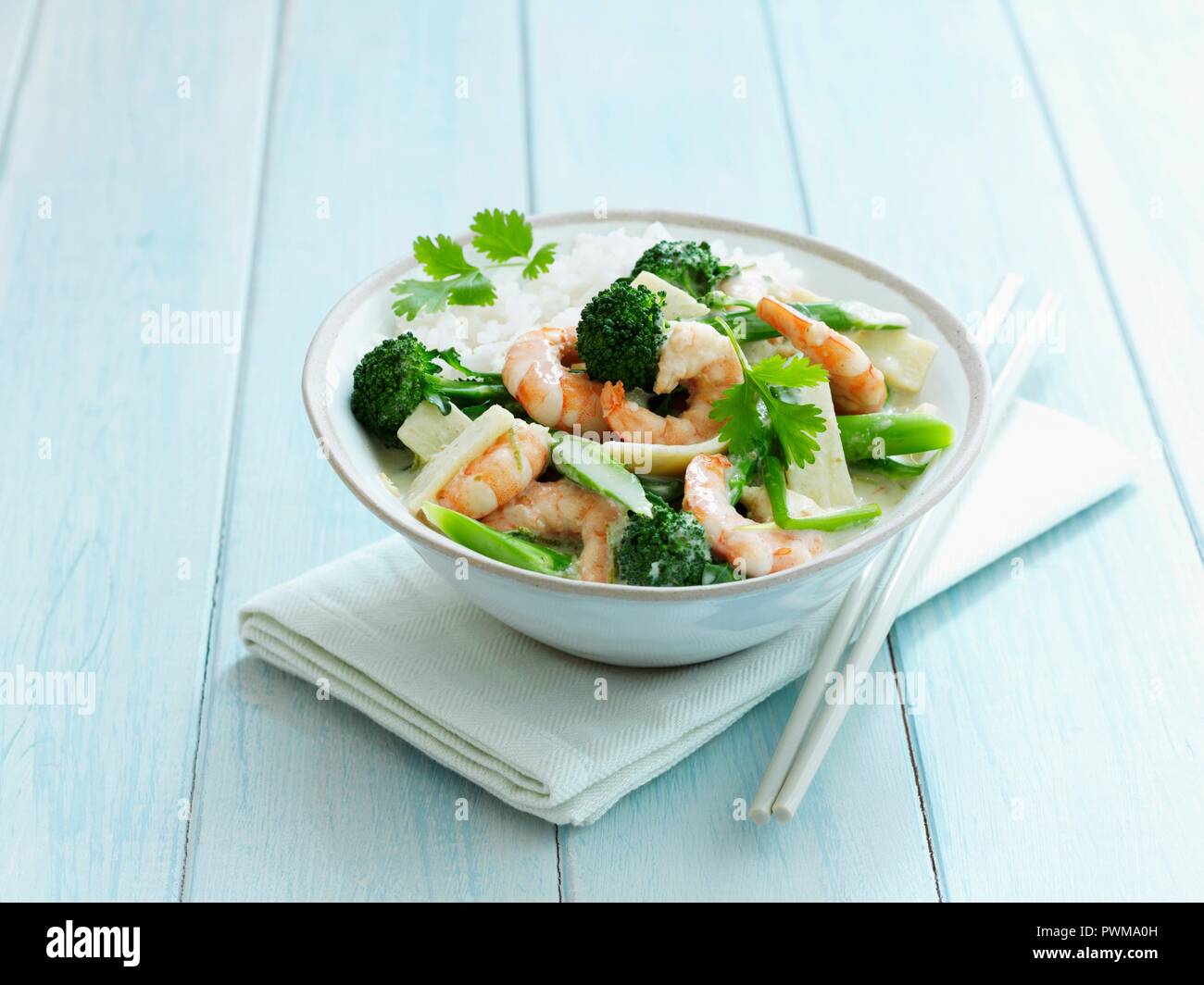 Verde curry Thailandese con gamberi e riso Foto Stock