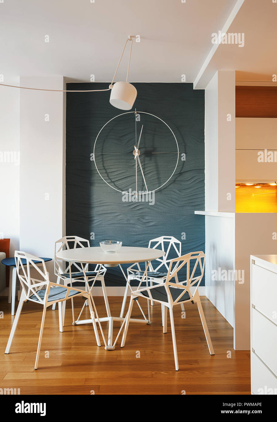 Piccola E Moderna Sala Da Pranzo Interni Di Un Appartamento Foto Stock Alamy