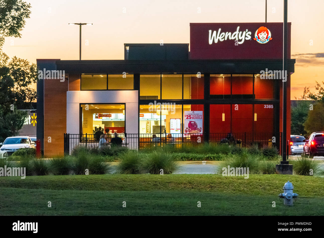 Wendy's fast food ristorante hamburger con wrap-around dive-thru lane nella metropolitana di Atlanta, Georgia. (USA) Foto Stock