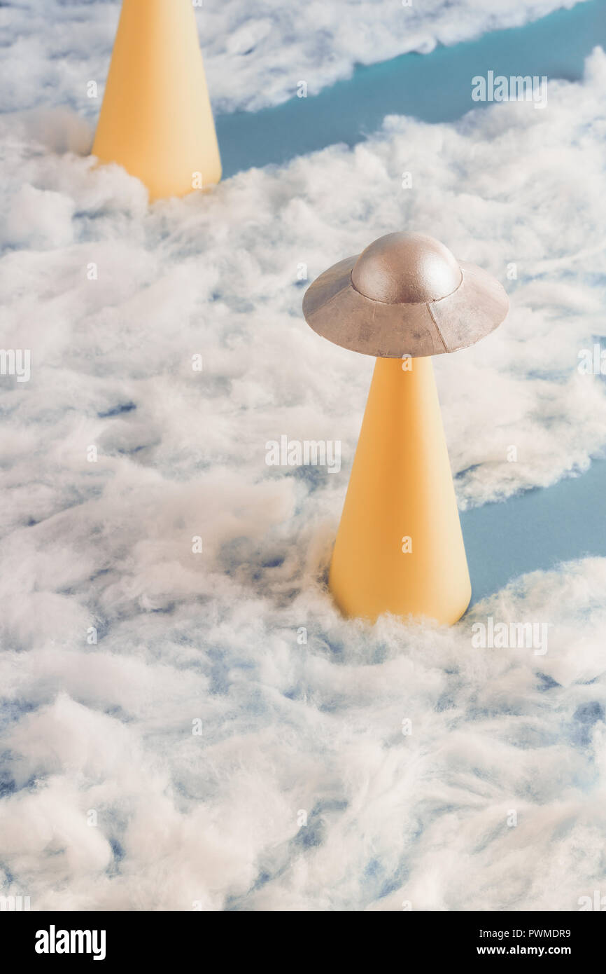 Ufo riprese il loro trattore fascio le nuvole Foto Stock