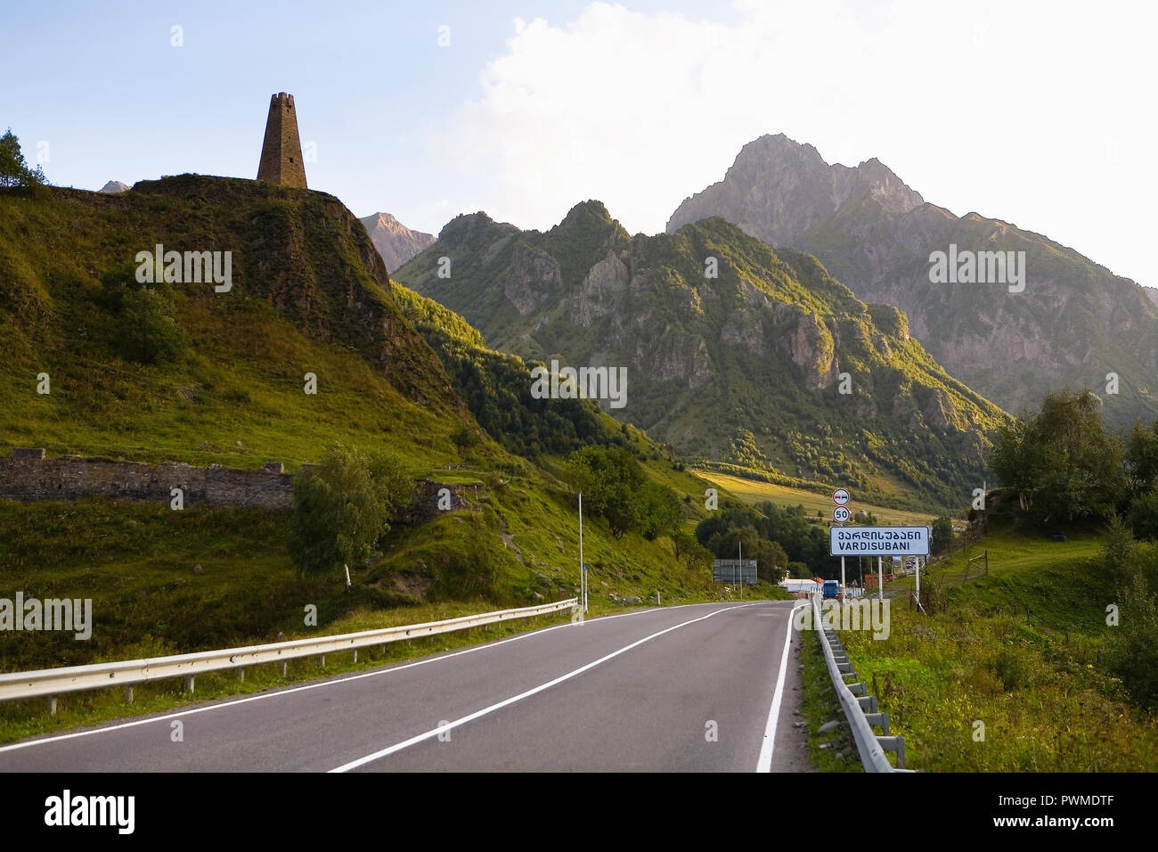 Ingresso al villaggio di Vardisubani. La Georgia. Foto Stock
