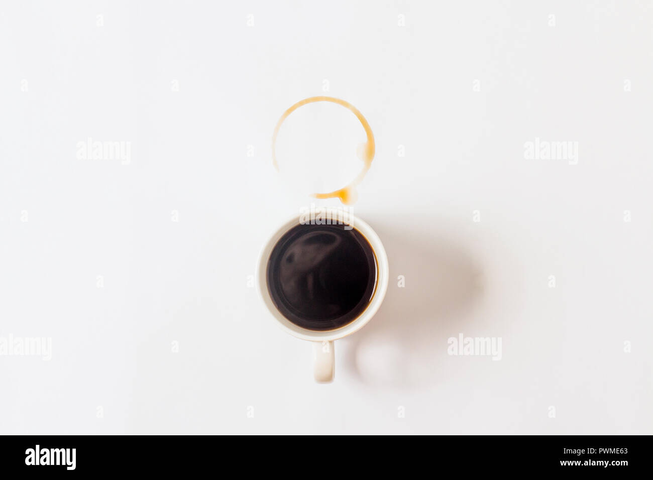 Una tazza di caffè e una tazza alta macchia Foto Stock