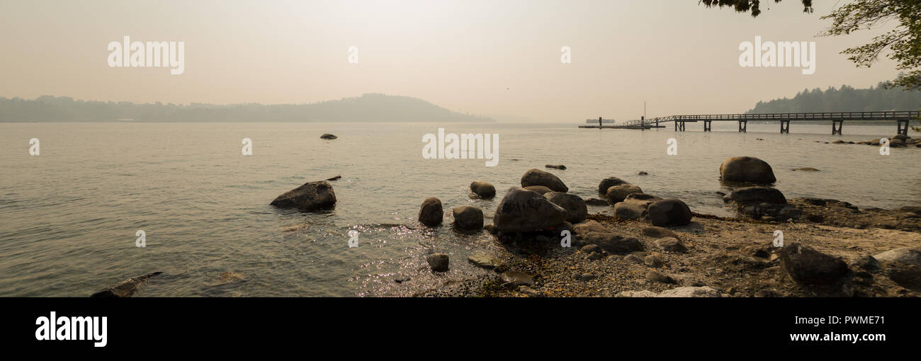 Una vista sul Burrard ingresso dalla North Vancouver con il cielo obscurred con fumo di incendi boschivi. Foto Stock