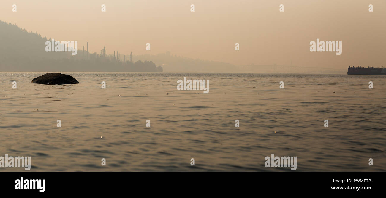 Una vista sul Burrard ingresso dalla North Vancouver con il cielo obscurred con fumo di incendi boschivi. Foto Stock