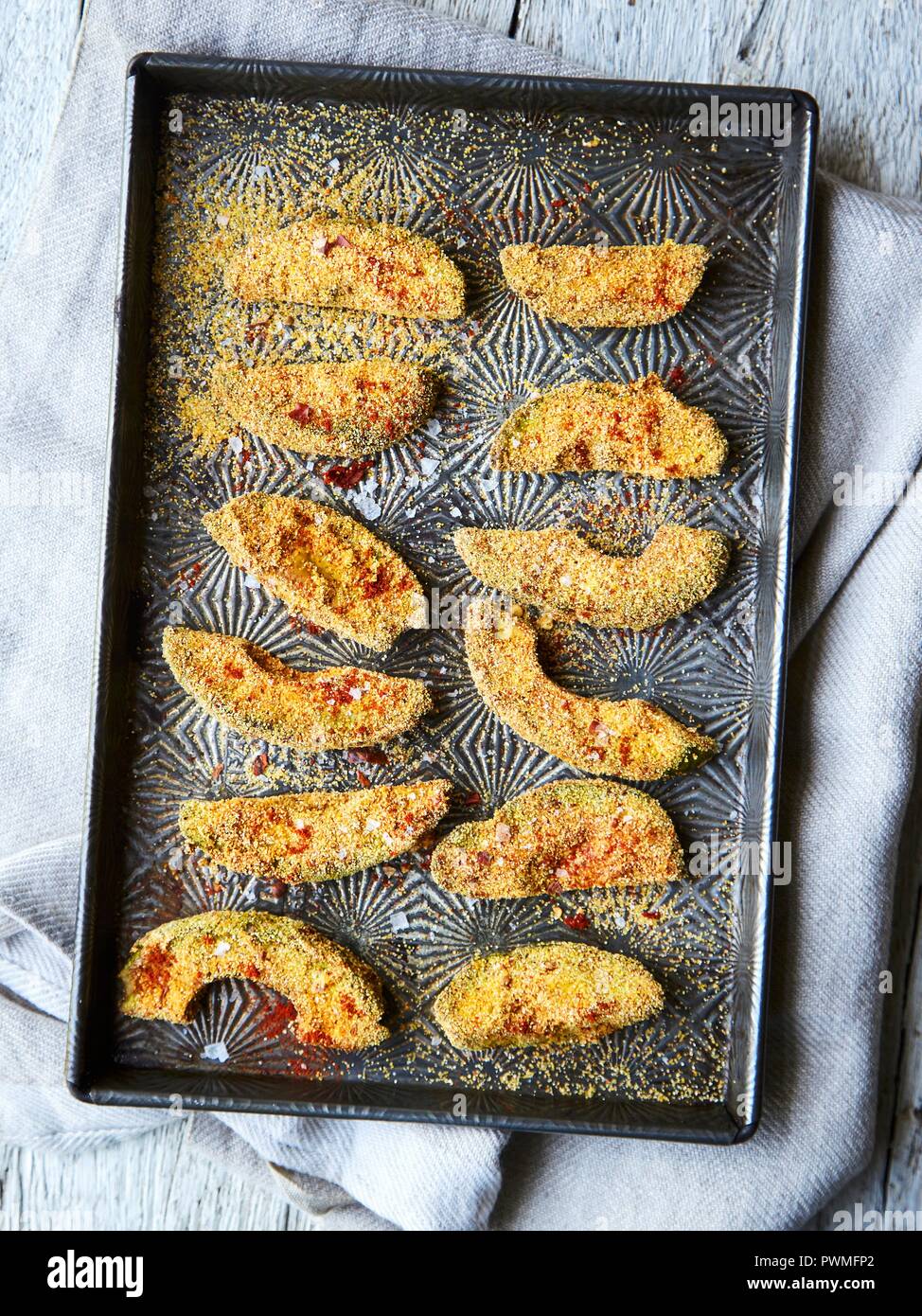 Arrosto, polenta rivestite con fette di avocado Foto Stock