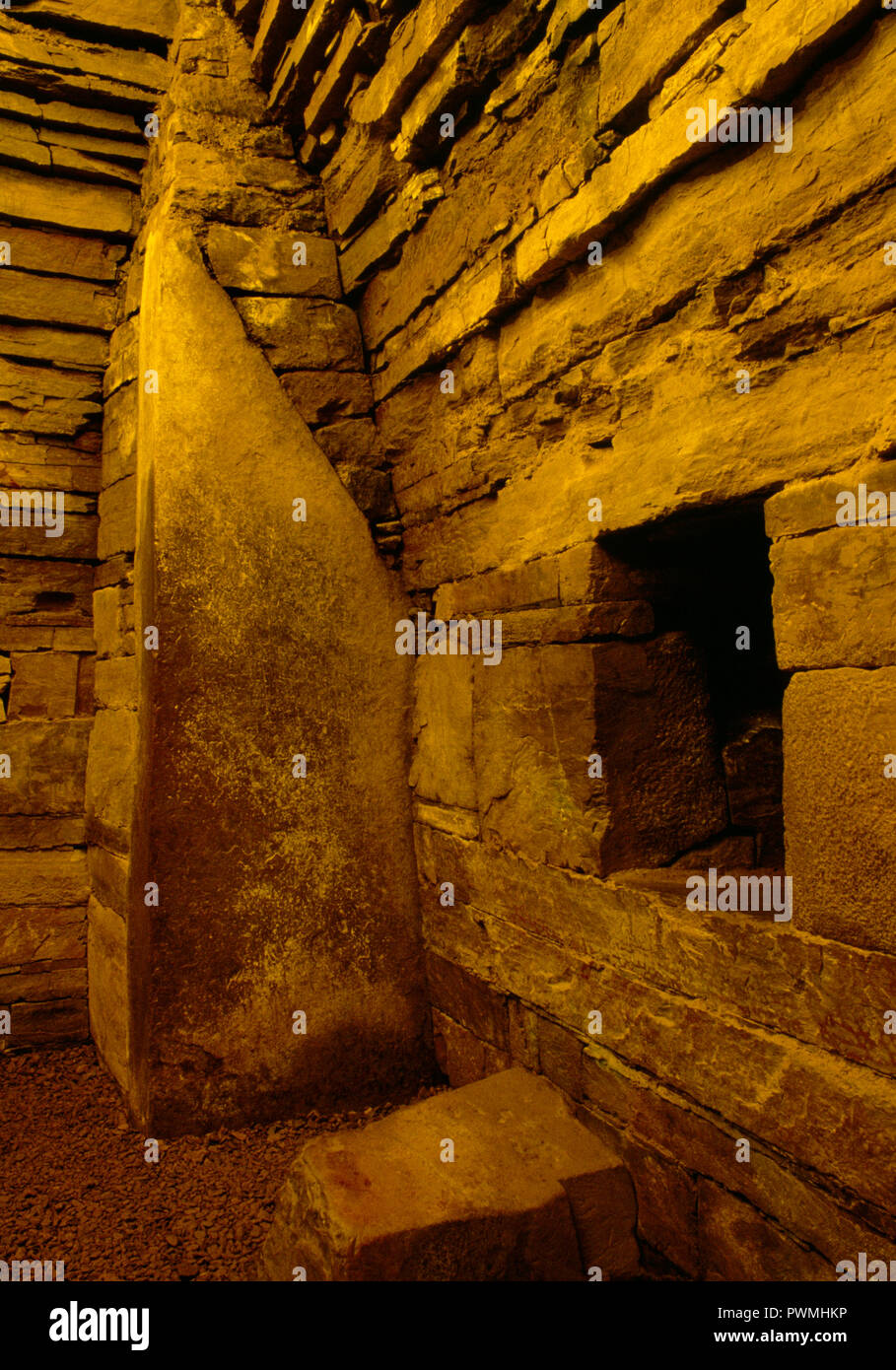 Vista interna di Maes Howe Neolitico chambered cairn mostra NW corner contrafforte della camera principale con ingresso al lato N cellula & il suo blocco di pietra. Foto Stock