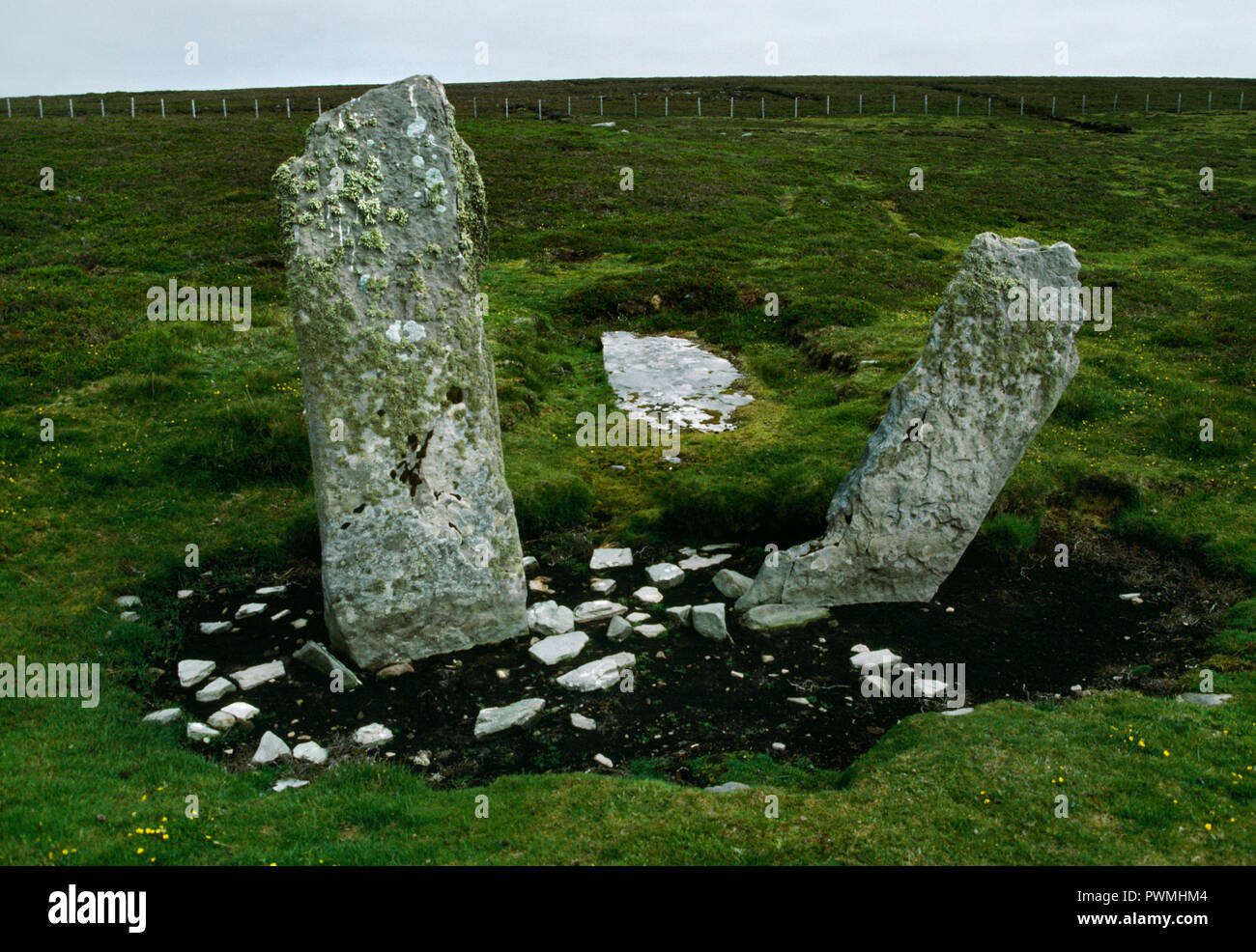Visualizzare ESE presso i resti di un chambered neolitico tomba (in stallo cairn) su una brughiera della collina che si affaccia il suono di Fara sulla costa NW di Eday, Orkney Foto Stock